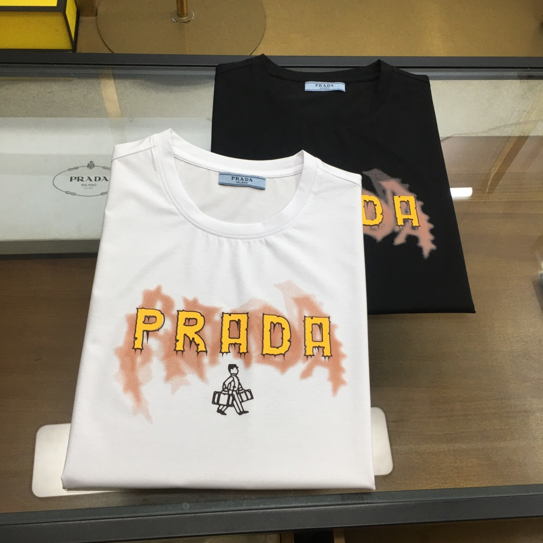 NO:508354,【Prad...】 New casual round neck short-sleeved T-shirt, foreign trade company trade orders, heavy recommendations, brand originality, perfect first-class quality!  A single item with a strong sense of craftsmanship and design, bringing fashion aesthetics to the extreme, it is quite artistic, and it is customized with imported double mercerizing materials!  The fabric is soft and comfortable!  The details are in place, and the construction is very unique and clever, and the whole body is clean and neat, and the lines are simple and elegant. It is suitable to wear a base alone!  Color: White Black Number of codes: M-4XL [Please report height and weight by placing an order].,,prada,T-shirt,tees,t-shirt,alexander wang19860909【Prad...】 新品休闲圆领短袖T恤,外贸公司贸易订单,重磅推荐,品牌原产 品相完美一流！工艺设计感超强的一款单品,将时装美学发挥到极致,相当有意境,定制进口双丝光材质！面料柔软舒适！细节设计到位,非常别致巧妙的构建,通体干净利落,线条感简洁大方.单穿打底皆宜！ 颜色:白色 黑色 码数:M-4XL【下单请报身高体重】.,,prada,T-shirt,tees，t-shirt,alexander wang,Men's clothing