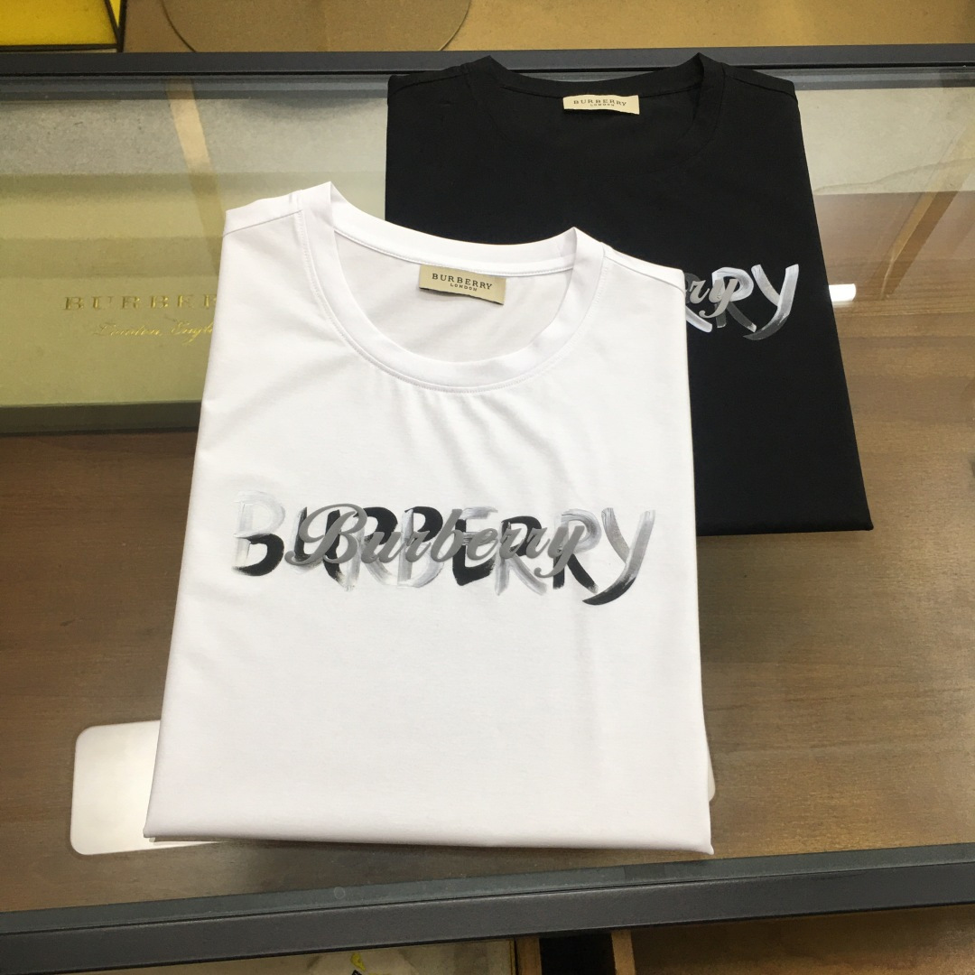 NO:508382,【Burber..y】 New casual round neck short-sleeved T-shirt, foreign trade company trade orders, heavy recommendations, brand originality, perfect first-class quality!  A single item with a strong sense of craftsmanship and design, bringing fashion aesthetics to the extreme, it is quite artistic, and it is customized with imported double mercerizing materials!  The fabric is soft and comfortable!  The details are in place, and the construction is very unique and clever, and the whole body is clean and neat, and the lines are simple and elegant. It is suitable to wear a base alone!  Color: White Black Number of codes: M-4XL [Please report height and weight by placing an order]., burberry, T-shirt,tees, t-shirt,alexander wang19860909【Burber..y】 新品休闲圆领短袖T恤,外贸公司贸易订单,重磅推荐,品牌原产 品相完美一流！工艺设计感超强的一款单品,将时装美学发挥到极致,相当有意境,定制进口双丝光材质！面料柔软舒适！细节设计到位,非常别致巧妙的构建,通体干净利落,线条感简洁大方.单穿打底皆宜！ 颜色:白色 黑色 码数:M-4XL【下单请报身高体重】.,,burberry,T-shirt,tees，t-shirt,alexander wang,Men's clothing