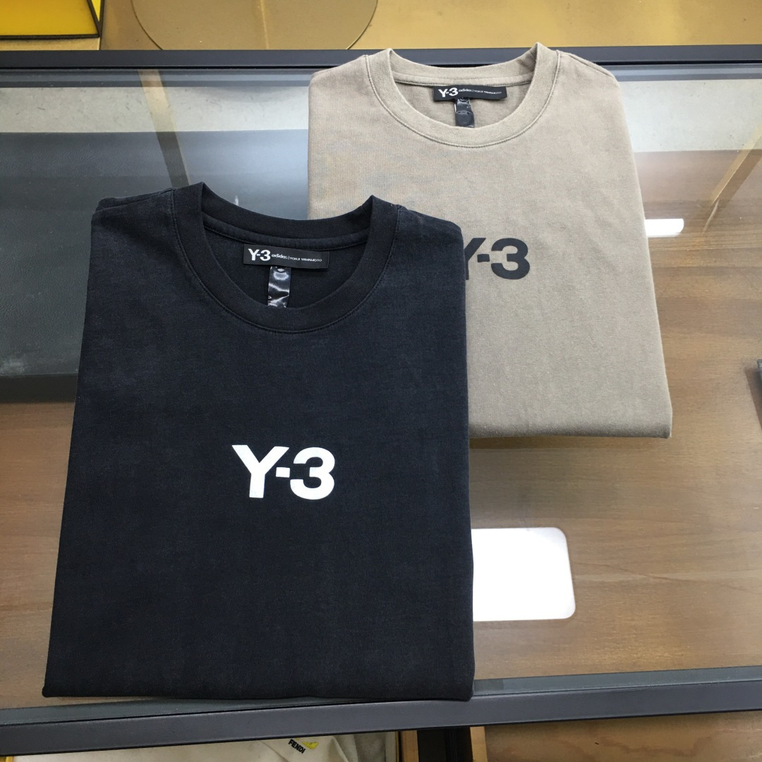 NO:503967,New product [Y-3] Spring and Summer/SS Y* This season mainly promotes antique wash faded short-sleeved T-shirts. Customized precious cabinet quality Parisian percent cotton long velvet cotton fabric, iconic LOGO on the front, three-dimensional exquisite embroidered handwritten letters on the back, the double fermentation washing imitation effect promoted this season is extremely difficult to achieve, unique ingenuity, simple and fashionable taste, and the details are in place. Washing card, washing black M-3XL, T-shirt, alexander wang19860909新品【Y-3】 春夏/SS Y*本季主推仿旧水洗褪色短袖体恤 定制贵柜品质巴黎百分棉克长绒棉面料,前幅标志性LOGO,后幅立体精致刺绣手写字母,本季主推的二重酵洗仿旧效果,实现难度超高,匠心独具,简洁又具时尚品味,细节到位 洗褪卡,洗褪黑M-3XL,,T-shirt,alexander wang,Men's clothing