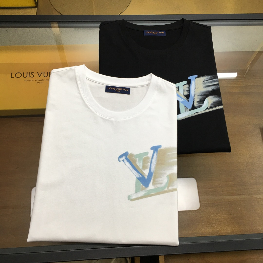 NO:499499,New product 'L.v' 2025 summer new men's casual T-shirt, high-end customized pure cotton breathable fabric, breathable and micro-elastic, extremely comfortable, impeccable details, top-level auxiliary materials, original hardware design concept, delicate and soft feel!  The upper body style is excellent!  Size M-3xl, tees, t-shirt, alexander wang19860909新品《L.v》 2025夏季新款男士休闲T恤,高级定制纯棉透气面料 透气微弹舒适度极高,细节无可挑剔,顶级辅料配备,原版五金设计理念,手感细腻柔软！上身版型超赞！尺码M-3xl,,tees，t-shirt,alexander wang,Men's clothing