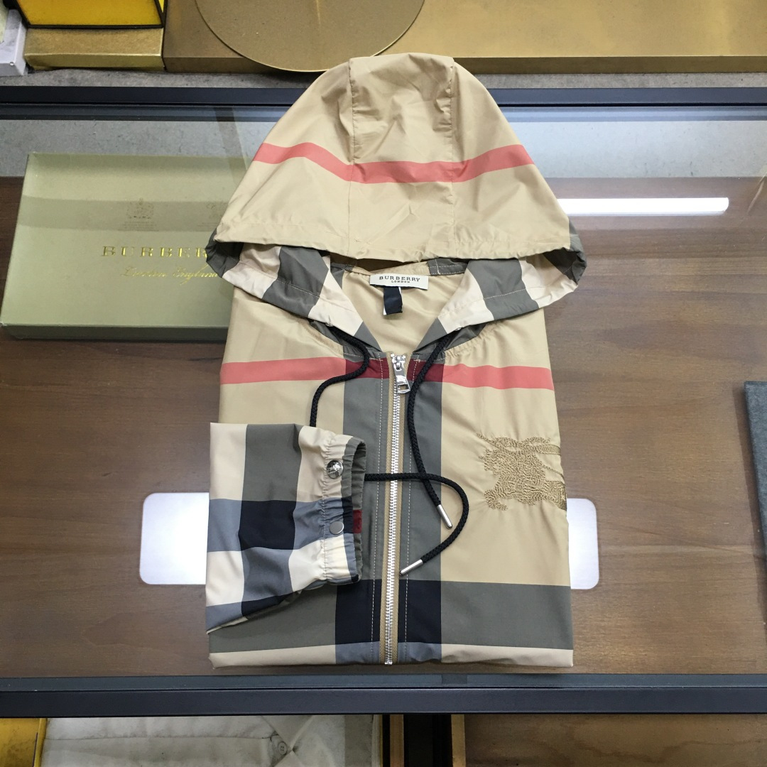 NO:499513,Sunscreen clothing [Burver..y] Spring and summer/SS original new khaki super large plaid war horse knight embroidery sun protection jacket original custom-made classic color matching super large plaid woven nylon fabric, imported computer fine embroidery all hardware customization, perfect details, casual and advanced style, extremely difficult to make plaid and pattern, same style for men and women, khaki M~3XL, burberry, jackets & coats, alexander wang19860909防晒服【Burver..y】 春夏/SS 原版级新款卡其超大格纹战马骑士刺绣 防晒外套 原版级定制经典配色超大格纹色织尼龙面料,进口电脑精细刺绣标志性战马所有五金定制,细节完美,版型随性又高级,做工对格对纹难度超高男女同款 卡其格M～3XL,,burberry,jackets & coats,alexander wang,Men's clothing