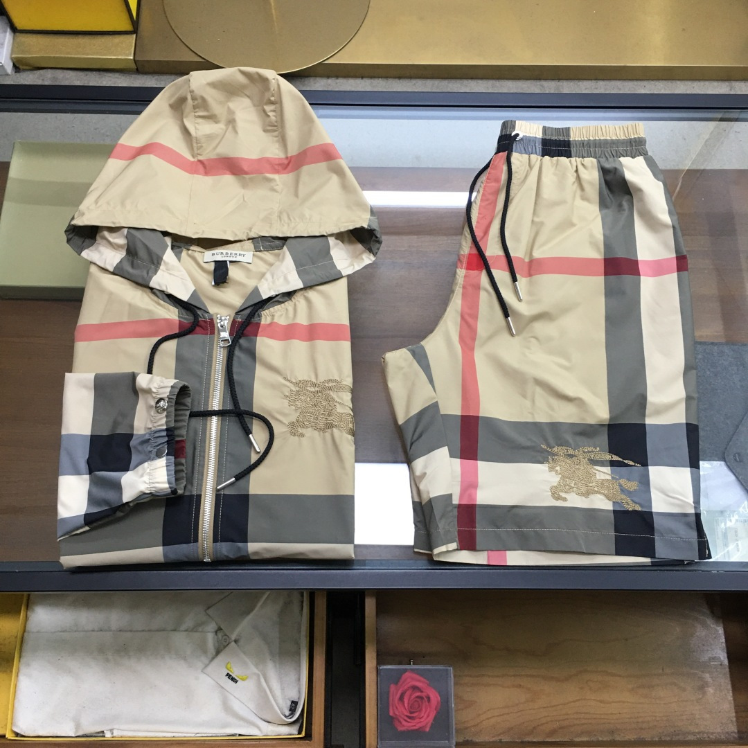 NO:499518,Sunscreen suit tops and shorts [Burber..y] Disposal Spring and Summer/SS Original new khaki extra large plaid war horse knight embroidery sun protection jacket set Original custom classic color matching extra large plaid woven nylon fabric, imported computer fine embroidery all hardware customization, perfect details, casual and advanced style, extremely difficult to make plaid and pattern, same style for men and women Khaki M~3XL, burberry, shorts, jackets & coats, alexander wang19860909防晒套装上衣短裤【Burber..y】拆卖 春夏/SS 原版级新款卡其超大格纹战马骑士刺绣 防晒外套套装 原版级定制经典配色超大格纹色织尼龙面料,进口电脑精细刺绣标志性战马所有五金定制,细节完美,版型随性又高级,做工对格对纹难度超高男女同款 卡其格M～3XL,,burberry,shorts,jackets & coats,alexander wang,Men's clothing