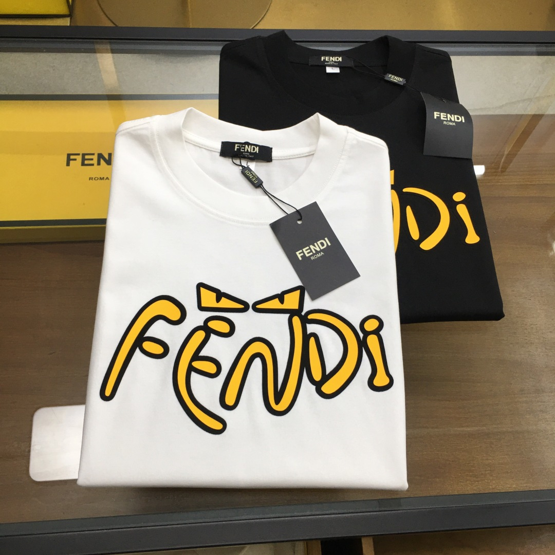 NO:837430,New product 'Fend...' 2026 spring and summer new style debut counter, the latest short-sleeved round neck T-shirt, high-end customization, avant-garde and fashionable design!  The brand logo is designed with heavy craftsmanship. High-end custom-made selected pure cotton fabrics. Soft to the touch. Comfortable to wear. Exquisite stitching at the counter level. Fine workmanship. The upper body effect is incomparably handsome!  A must-have item for a stylish man!  Good news for fat people - as shown in the picture, size M-4XL (can wear up to 190 pounds), fendi, T-shirt, tees, t-shirt,19860909新品 《Fend...》 2026春夏新款首发专柜最新款短袖圆领T恤 高端订制 设计前卫时尚！品牌logo重工艺设计 高端定制精选纯棉面料.手感柔软.穿着舒适.专柜级别精致车线.做工精细.上身效果无敌帅气！型男必备单品！胖子福音-- 如图 码数 M-4XL(最大可穿190多斤),,fendi,T-shirt,tees，t-shirt,,Men's clothing