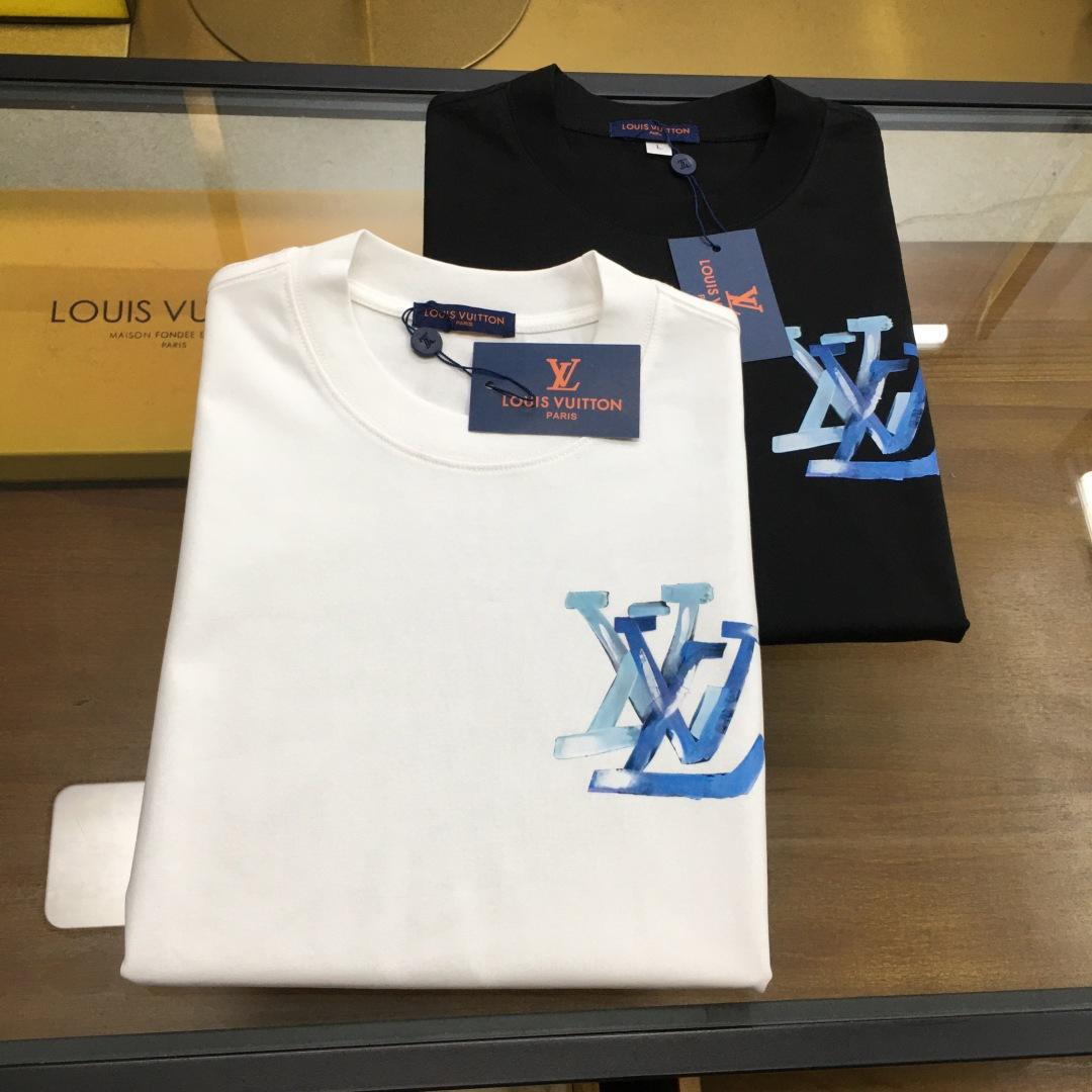 NO:837435,New product 'L.v...' 2026 spring and summer new style debut counter, the latest short-sleeved round neck T-shirt, high-end customization, avant-garde and fashionable design!  The brand logo is designed with heavy craftsmanship. High-end custom-made selected pure cotton fabrics. Soft to the touch. Comfortable to wear. Exquisite stitching at the counter level. Fine workmanship. The upper body effect is incomparably handsome!  A must-have item for a stylish man!  Good news for fat people - as shown in the picture, size M-4XL (can wear up to 190 pounds), T-shirt, tees, t-shirt,19860909新品 《L.v...》 2026春夏新款首发专柜最新款短袖圆领T恤 高端订制 设计前卫时尚！品牌logo重工艺设计 高端定制精选纯棉面料.手感柔软.穿着舒适.专柜级别精致车线.做工精细.上身效果无敌帅气！型男必备单品！胖子福音-- 如图 码数 M-4XL(最大可穿190多斤),,T-shirt,tees，t-shirt,,Men's clothing