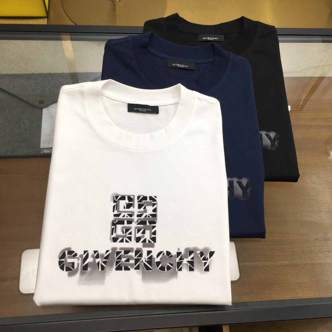 NO:425026,New product [GVC...] The latest short-sleeved round-neck T-shirt in the first spring and summer counter in 2025, high-end customization, avant-garde and fashionable design!  Brand logo heavy craft design, high-end customized mercerated cloud cotton fabric, soft feel, comfortable to wear, exquisite counter-level car line, fine workmanship, invincible and handsome upper body effect!  A must-have item for handsome men!  The color is shown in the figure. Code number M-4XL, T-shirt,tees, t-shirt,alexander wang19860909新品【GVC...】 2025春夏首发专柜最新款短袖圆领T恤 高端订制 设计前卫时尚！品牌logo重工艺设计 高端定制丝光云朵棉面料.手感柔软.穿着舒适.专柜级别精致车线.做工精细.上身效果无敌帅气！型男必备单品！ 颜色如图 码数M-4XL,,T-shirt,tees，t-shirt,alexander wang,Men's clothing