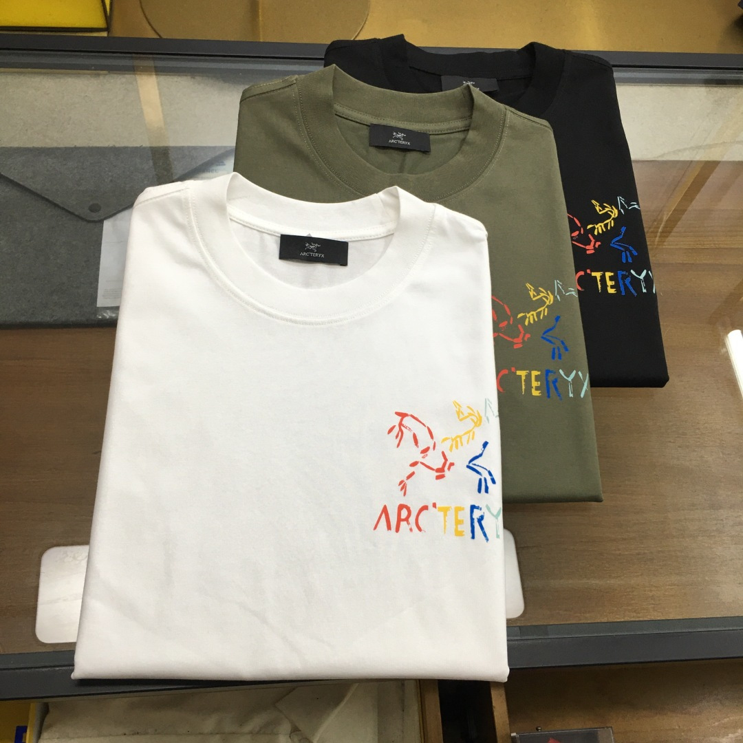 NO:425046,New product [Ancestor] The latest short-sleeved round-neck T-shirt in the first spring and summer counter in 2025, high-end customization, avant-garde and fashionable design!  Brand logo heavy craft design, high-end customized mercerated cloud cotton fabric, soft feel, comfortable to wear, exquisite counter-level car line, fine workmanship, invincible and handsome upper body effect!  A must-have item for handsome men!  The color is shown in the figure. Code number M-4XL, T-shirt,tees, t-shirt,alexander wang19860909新品【始祖】 2025春夏首发专柜最新款短袖圆领T恤 高端订制 设计前卫时尚！品牌logo重工艺设计 高端定制丝光云朵棉面料.手感柔软.穿着舒适.专柜级别精致车线.做工精细.上身效果无敌帅气！型男必备单品！ 颜色如图 码数M-4XL,,T-shirt,tees，t-shirt,alexander wang,Men's clothing