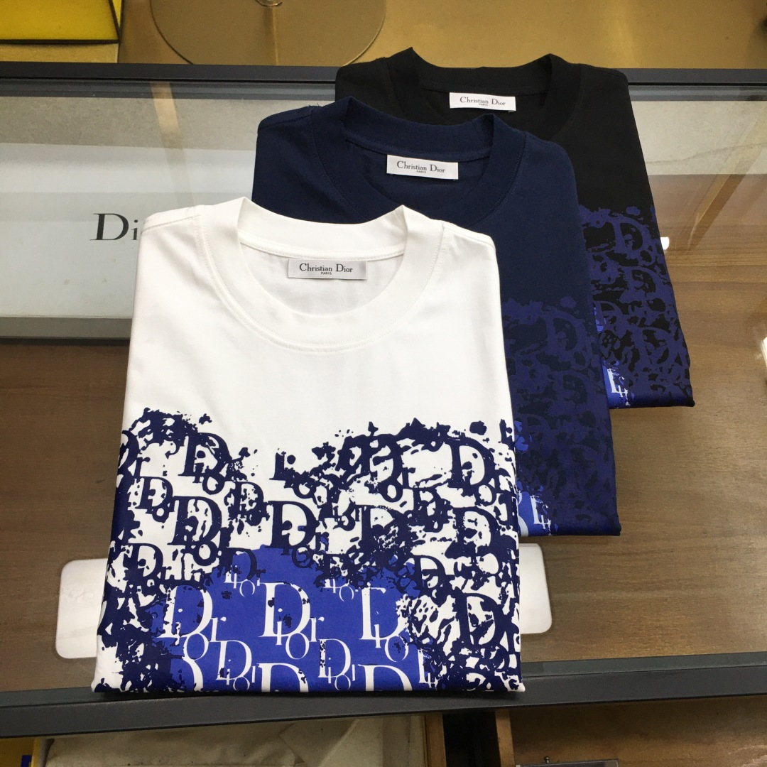NO:425040,New product [Dio...r] The latest short-sleeved round-neck T-shirt in the first spring and summer counter in 2025, high-end customization, avant-garde and fashionable design!  Brand logo heavy craft design, high-end customized mercerated cloud cotton fabric, soft feel, comfortable to wear, exquisite counter-level car line, fine workmanship, invincible and handsome upper body effect!  A must-have item for handsome men!  The color is shown in the figure. Code number M-4XL, dior, T-shirt,tees, t-shirt,alexander wang19860909新品【Dio...r】 2025春夏首发专柜最新款短袖圆领T恤 高端订制 设计前卫时尚！品牌logo重工艺设计 高端定制丝光云朵棉面料.手感柔软.穿着舒适.专柜级别精致车线.做工精细.上身效果无敌帅气！型男必备单品！ 颜色如图 码数M-4XL,,dior,T-shirt,tees，t-shirt,alexander wang,Men's clothing
