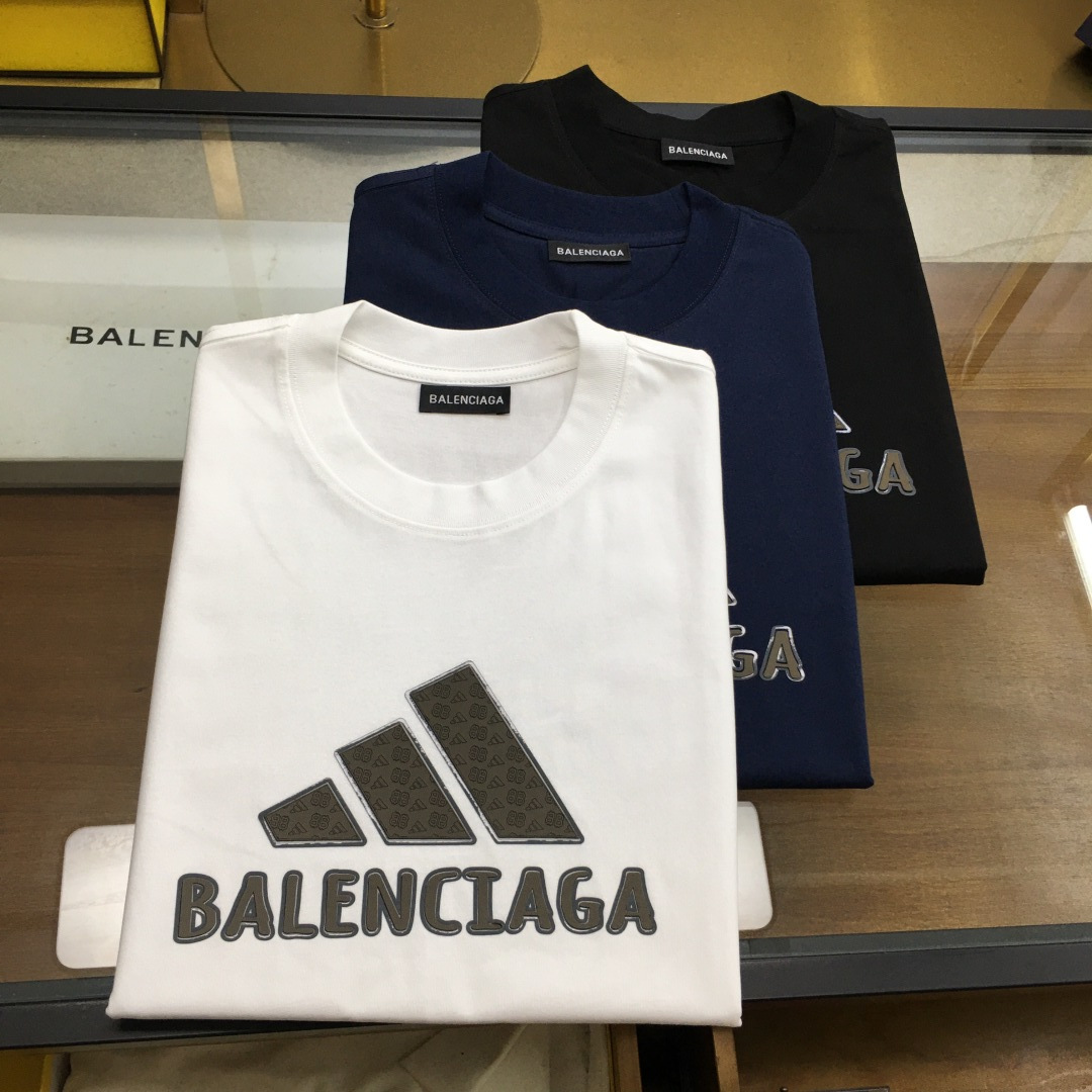 NO:425019,New product [BLCA...] The latest short-sleeved round-neck T-shirt in the first spring and summer counter in 2025, high-end customization, avant-garde and fashionable design!  Brand logo heavy craft design, high-end customized mercerated cloud cotton fabric, soft feel, comfortable to wear, exquisite counter-level car line, fine workmanship, invincible and handsome upper body effect!  A must-have item for handsome men!  The color is shown in the figure. Code number M-4XL, T-shirt,tees, t-shirt,alexander wang19860909新品【BLCA...】 2025春夏首发专柜最新款短袖圆领T恤 高端订制 设计前卫时尚！品牌logo重工艺设计 高端定制丝光云朵棉面料.手感柔软.穿着舒适.专柜级别精致车线.做工精细.上身效果无敌帅气！型男必备单品！ 颜色如图 码数M-4XL,,T-shirt,tees，t-shirt,alexander wang,Men's clothing