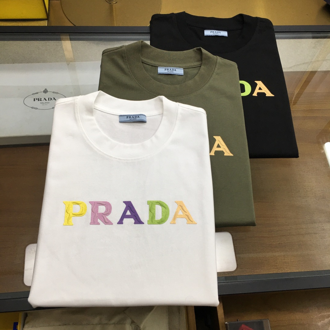 NO:425058,New product [Prad] The latest short-sleeved round-neck T-shirt in the 2025 spring and summer first launch counter, high-end customization, avant-garde and fashionable design!  Brand logo heavy craft design, high-end customized mercerated cloud cotton fabric, soft feel, comfortable to wear, exquisite counter-level car line, fine workmanship, invincible and handsome upper body effect!  A must-have item for handsome men!  The color is shown in the figure. Code number M-4XL, prada, T-shirt,tees, t-shirt,alexander wang19860909新品【Prad】 2025春夏首发专柜最新款短袖圆领T恤 高端订制 设计前卫时尚！品牌logo重工艺设计 高端定制丝光云朵棉面料.手感柔软.穿着舒适.专柜级别精致车线.做工精细.上身效果无敌帅气！型男必备单品！ 颜色如图 码数M-4XL,,prada,T-shirt,tees，t-shirt,alexander wang,Men's clothing
