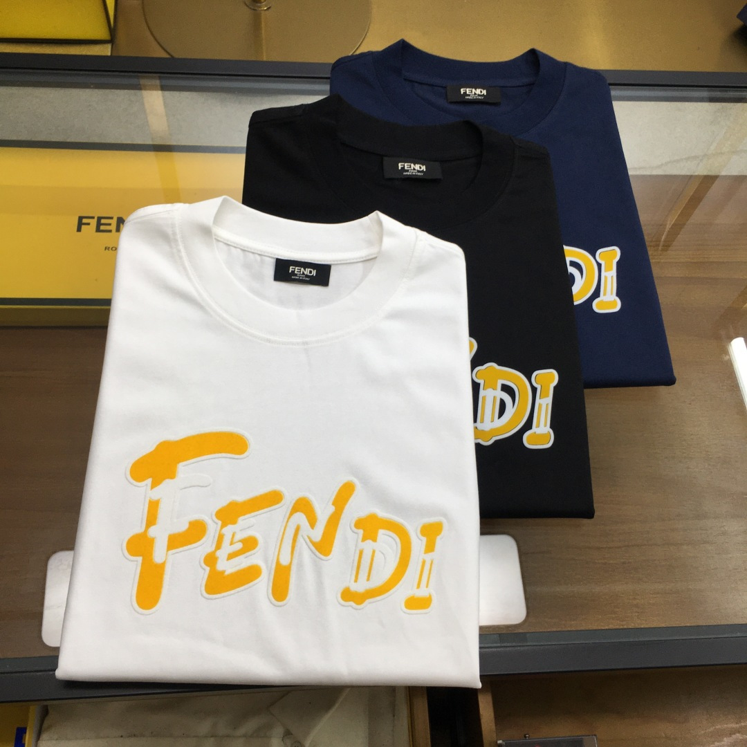NO:425013,New product [Fend...] The latest short-sleeved round-neck T-shirt in the first spring and summer counter in 2025, high-end customization, avant-garde and fashionable design!  Brand logo heavy craft design, high-end customized mercerated cloud cotton fabric, soft feel, comfortable to wear, exquisite counter-level car line, fine workmanship, invincible and handsome upper body effect!  A must-have item for handsome men!  The color is shown in the figure. Code number M-4XL, fendi, T-shirt,tees, t-shirt,alexander wang19860909新品【Fend...】 2025春夏首发专柜最新款短袖圆领T恤 高端订制 设计前卫时尚！品牌logo重工艺设计 高端定制丝光云朵棉面料.手感柔软.穿着舒适.专柜级别精致车线.做工精细.上身效果无敌帅气！型男必备单品！ 颜色如图 码数M-4XL,,fendi,T-shirt,tees，t-shirt,alexander wang,Men's clothing