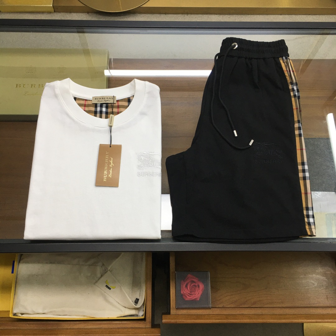 NO:424982,New product suit [Burber..y] 2025 spring and summer latest style, classic design short-sleeved T-shirt shorts suit, customized pure cotton fabric, soft feel, comfortable to wear, fine workmanship. The upper body effect is invincible and handsome, size M-3XL, burberry, shorts, T-shirt, tees, t-shirt, alexander wang19860909新品套装【Burber..y】 2025春夏最新款,经典设计短袖T恤短裤套装,定制纯棉面料,手感柔软,穿着舒适,做工精细.上身效果无敌帅气,码数M-3XL,,burberry,shorts,T-shirt,tees，t-shirt,alexander wang,Men's clothing