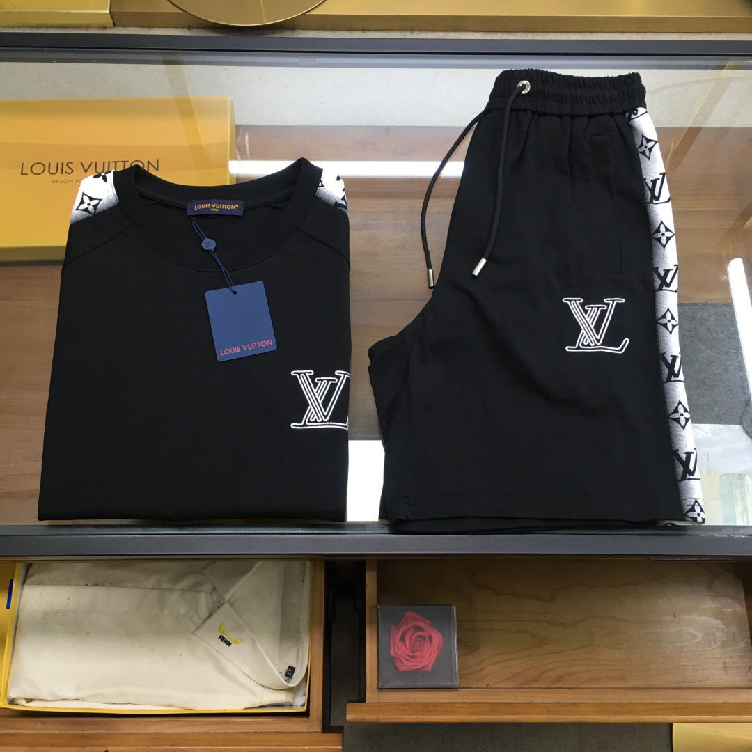 NO:424975,New product set [L.v] 2025 spring and summer latest style, classic design short-sleeved T-shirt shorts suit, customized pure cotton fabric, soft touch, comfortable to wear, fine workmanship. The upper body effect is invincible and handsome, size M-3XL, shorts, T-shirt, tees, t-shirt, alexander wang19860909新品套装【L.v】 2025春夏最新款,经典设计短袖T恤短裤套装,定制纯棉面料,手感柔软,穿着舒适,做工精细.上身效果无敌帅气,码数M-3XL,,shorts,T-shirt,tees，t-shirt,alexander wang,Men's clothing