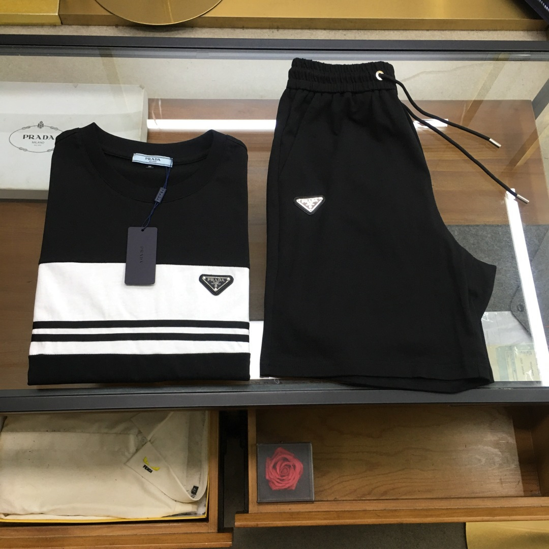 NO:424968,New product suit [Prad] 2025 spring and summer latest style, classic design short-sleeved T-shirt shorts suit, customized pure cotton fabric, soft touch, comfortable to wear, fine workmanship. The upper body effect is invincible and handsome, size M-3XL, prada, shorts, T-shirt, tees, t-shirt, alexander wang19860909新品套装【Prad】 2025春夏最新款,经典设计短袖T恤短裤套装,定制纯棉面料,手感柔软,穿着舒适,做工精细.上身效果无敌帅气,码数M-3XL,,prada,shorts,T-shirt,tees，t-shirt,alexander wang,Men's clothing