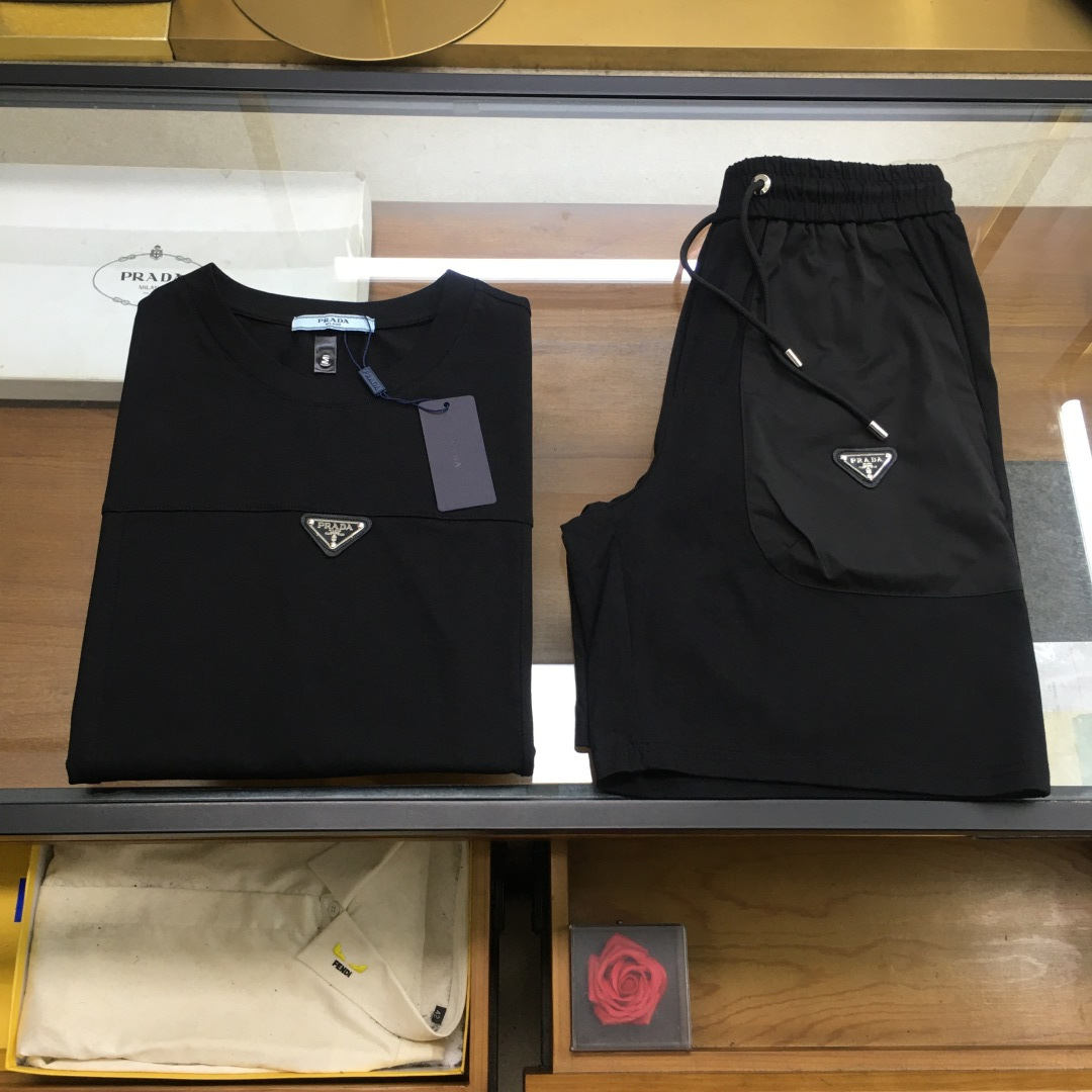 NO:424960,New product suit [Prad] 2025 spring and summer latest style, same style for men and women, classic design short-sleeved T-shirt shorts suit, customized pure cotton fabric, soft touch, comfortable wearing, fine workmanship. The upper body effect is invincible and handsome, size M-3XL, prada, shorts, T-shirt, tees, t-shirt, alexander wang19860909新品套装【Prad】 2025春夏最新款,男女同款,经典设计短袖T恤短裤套装,定制纯棉面料,手感柔软,穿着舒适,做工精细.上身效果无敌帅气,码数M-3XL,,prada,shorts,T-shirt,tees，t-shirt,alexander wang,Men's clothing