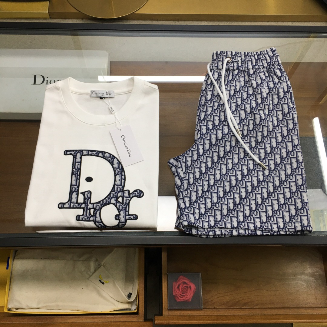 NO:424952,New product suit [Dio..r] 2025 spring and summer latest model, same style for men and women, classic design short-sleeved T-shirt shorts suit, customized pure cotton fabric, soft touch, comfortable to wear, fine workmanship. The upper body effect is invincible and handsome, size M-3XL,,dior, shorts, T-shirt,tees, t-shirt,alexander wang19860909新品套装【Dio..r】 2025春夏最新款,男女同款,经典设计短袖T恤短裤套装,定制纯棉面料,手感柔软,穿着舒适,做工精细.上身效果无敌帅气,码数M-3XL,,dior,shorts,T-shirt,tees，t-shirt,alexander wang,Men's clothing