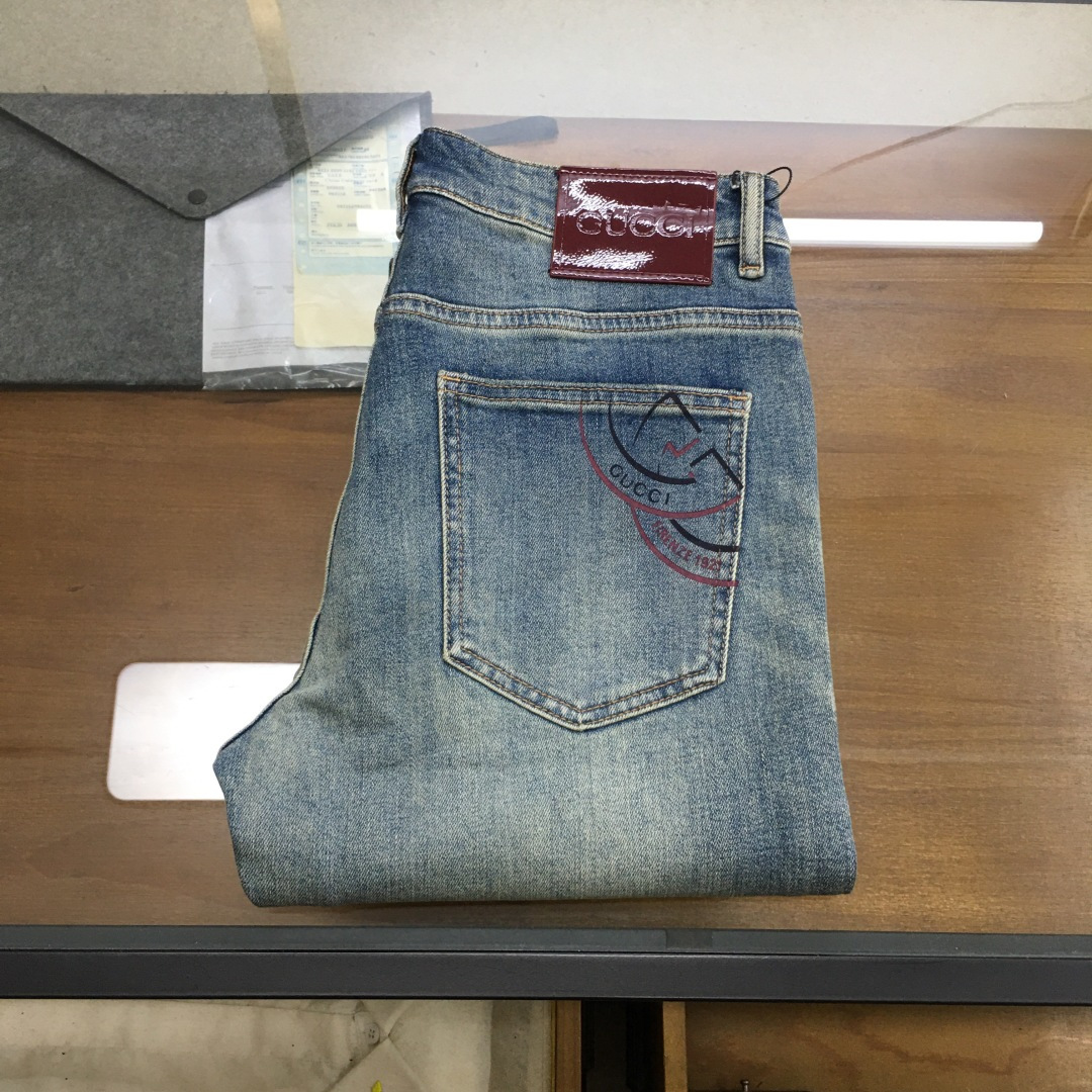 NO:425005,New Denim 'Gu.ci' 2025SS latest men's jean trousers, worsted high-end quality, elastic denim denim cotton denim trousers, fixed-woven pure cotton quality fabric, the texture of the trousers brings elasticity without any restraint, making your daily wear more comfortable and agile. The smooth and not easily wrinkled fabric always remains flat and traceless, silently protecting your elegance. The leading official website is on sale. It is no different from the original counter. The fabric is slightly elastic, and the slim and crisp style shows long legs. It is simply a must-have item for everyone!  The waist with just the right width and carefully cut pockets are all engraved with branded logo buttons!  Showing the brand's own charm and high-end and elegant fashion taste, the back piece pocket consumes a lot of energy and spares no expense. The exclusive icon of the Heavy Industry Embroidery H-H-Home is created, and the exquisiteness is amazing to the craftsmen for ten years!  The details show low-key and luxuriousness. The ready-to-wear is of high quality, exquisite and stylish, and has high-standard production in large factories with full details!  ~ All the details recreate unique and exquisite designs!  !  !  Size29 30 31 32 33 34 35 36 38 (new product), alexander wang19860909新品牛仔 《Gu.ci》 2025SS最新款男士牛仔长裤,精纺定做高端品质,弹力丹宁牛仔棉质牛仔长裤,定织纯棉品质面料,裤身肌理感带来弹力毫无束缚感,让你日常穿着更加舒适矫健,顺滑不易褶皱的面料时刻保持平整无痕,默默守护着你的优雅. 领先官网发售..与专柜原版毫无区别,面料略带弹力,版型修身挺括尽显长腿欧巴,简直是人手必备单品！ 宽度恰到好处的腰头跟精心裁剪的口袋,均采用刻有品牌logo纽扣！彰显品牌自身的迷人魅力和高奢雅艺的时尚品味,后片口袋更是消耗大量精力不惜血本,重工刺绣H家专属图标打造出,精致程度令十年手工师傅都惊叹的！细节之处尽显低调奢华.成衣品质感高级,精致有型、 细节满分的大厂高规格制作！~ 种种细节都再现独特的精美设计！！！ Size29 30 31 32 33 34 35 36 38（新品）,,alexander wang,Men's clothing