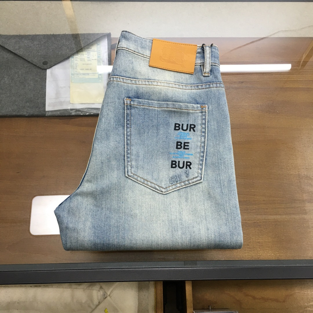 NO:425012,New Denim 'Burber..y' 2025SS latest men's jean trousers, worsted high-end quality, elastic denim denim cotton denim trousers, fixed-woven pure cotton quality fabric, the texture of the trousers brings elasticity without any restraint, making your daily wear more comfortable and agile. The smooth and not easily wrinkled fabric always remains flat and traceless, silently protecting your elegance. The leading official website is available on sale. It is no different from the original counter version. The fabric is slightly elastic, and the slim and crisp style shows long legs. It is simply a must-have item for everyone!  The waist with just the right width and carefully cut pockets are all engraved with branded logo buttons!  Showing the brand's own charm and high-end and elegant fashion taste, the back piece pocket consumes a lot of energy and spares no expense. The exclusive icon of the Heavy Industry Embroidery H-H-Home is created, and the exquisiteness is amazing to the craftsmen for ten years!  The details show low-key and luxuriousness. The ready-to-wear is of high quality, exquisite and stylish, and has high-standard production in large factories with full details!  ~ All the details recreate unique and exquisite designs!  !  !  Size29 30 31 32 33 34 35 36 38 (new product), burberry, alexander wang19860909新品牛仔 《Burber..y》 2025SS最新款男士牛仔长裤,精纺定做高端品质,弹力丹宁牛仔棉质牛仔长裤,定织纯棉品质面料,裤身肌理感带来弹力毫无束缚感,让你日常穿着更加舒适矫健,顺滑不易褶皱的面料时刻保持平整无痕,默默守护着你的优雅. 领先官网发售..与专柜原版毫无区别,面料略带弹力,版型修身挺括尽显长腿欧巴,简直是人手必备单品！ 宽度恰到好处的腰头跟精心裁剪的口袋,均采用刻有品牌logo纽扣！彰显品牌自身的迷人魅力和高奢雅艺的时尚品味,后片口袋更是消耗大量精力不惜血本,重工刺绣H家专属图标打造出,精致程度令十年手工师傅都惊叹的！细节之处尽显低调奢华.成衣品质感高级,精致有型、 细节满分的大厂高规格制作！~ 种种细节都再现独特的精美设计！！！ Size29 30 31 32 33 34 35 36 38（新品）,,burberry,alexander wang,Men's clothing