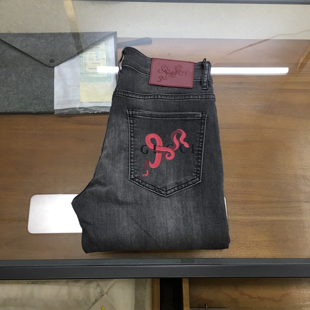 NO:425017,New Denim 'Gu.ci' 2025SS latest men's jean trousers, worsted high-end quality, elastic denim denim cotton denim trousers, fixed-woven pure cotton quality fabric, the texture of the trousers brings elasticity without any restraint, making your daily wear more comfortable and agile. The smooth and not easily wrinkled fabric always remains flat and traceless, silently protecting your elegance. The leading official website is on sale. It is no different from the original counter. The fabric is slightly elastic, and the slim and crisp style shows long legs. It is simply a must-have item for everyone!  The waist with just the right width and carefully cut pockets are all engraved with branded logo buttons!  Showing the brand's own charm and high-end and elegant fashion taste, the back piece pocket consumes a lot of energy and spares no expense. The exclusive icon of the Heavy Industry Embroidery H-H-Home is created, and the exquisiteness is amazing to the craftsmen for ten years!  The details show low-key and luxuriousness. The ready-to-wear is of high quality, exquisite and stylish, and has high-standard production in large factories with full details!  ~ All the details recreate unique and exquisite designs!  !  !  Size29 30 31 32 33 34 35 36 38 (new product), alexander wang19860909新品牛仔 《Gu.ci》 2025SS最新款男士牛仔长裤,精纺定做高端品质,弹力丹宁牛仔棉质牛仔长裤,定织纯棉品质面料,裤身肌理感带来弹力毫无束缚感,让你日常穿着更加舒适矫健,顺滑不易褶皱的面料时刻保持平整无痕,默默守护着你的优雅. 领先官网发售..与专柜原版毫无区别,面料略带弹力,版型修身挺括尽显长腿欧巴,简直是人手必备单品！ 宽度恰到好处的腰头跟精心裁剪的口袋,均采用刻有品牌logo纽扣！彰显品牌自身的迷人魅力和高奢雅艺的时尚品味,后片口袋更是消耗大量精力不惜血本,重工刺绣H家专属图标打造出,精致程度令十年手工师傅都惊叹的！细节之处尽显低调奢华.成衣品质感高级,精致有型、 细节满分的大厂高规格制作！~ 种种细节都再现独特的精美设计！！！ Size29 30 31 32 33 34 35 36 38（新品）,,alexander wang,Men's clothing