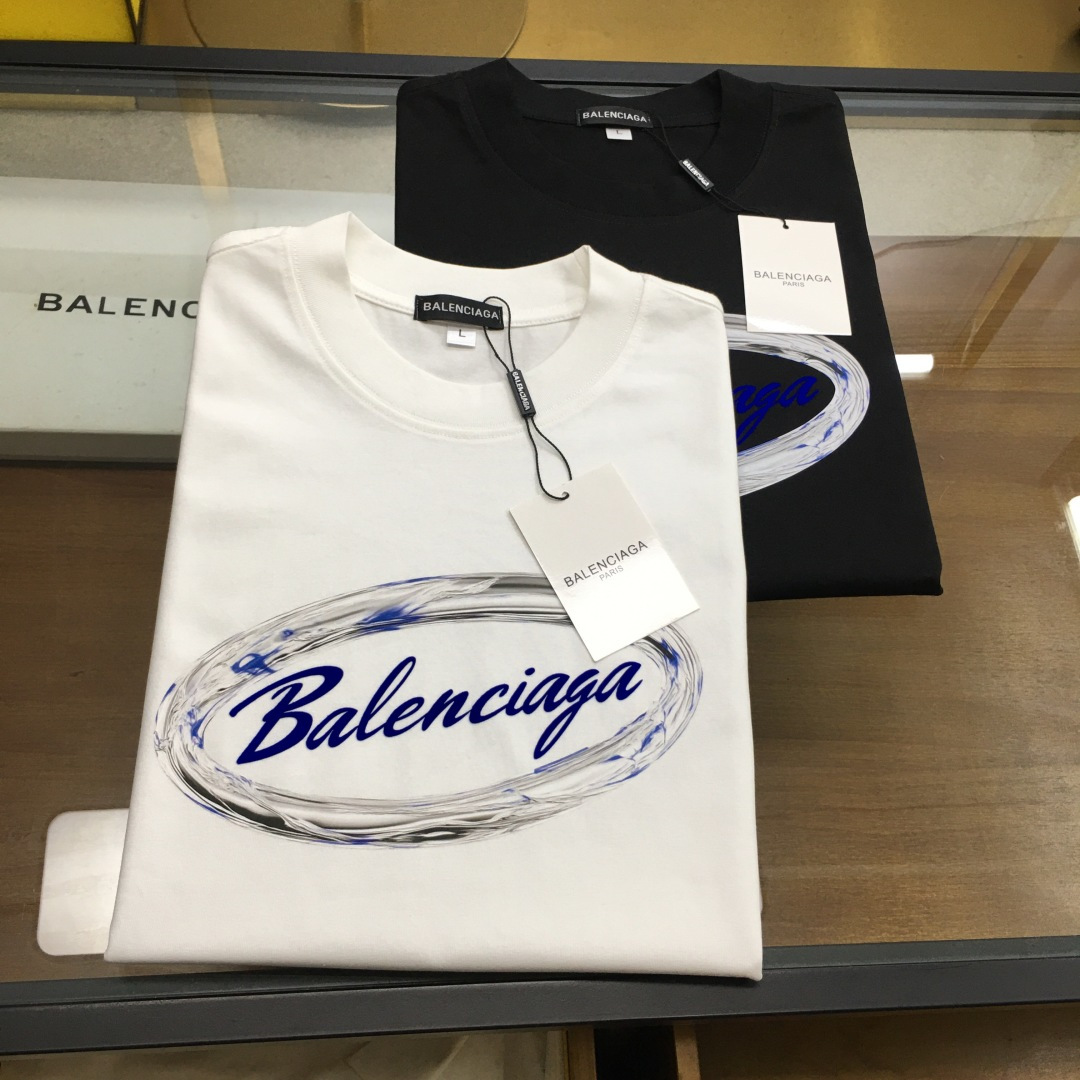 NO:513829,New product [BLCA...] The latest short-sleeved round-neck T-shirt in the first spring and summer counter in 2025, high-end customization, avant-garde and fashionable design!  Brand logo heavy craft design, high-end customized mercerated cloud cotton fabric, soft feel, comfortable to wear, exquisite counter-level car line, fine workmanship, invincible and handsome upper body effect!  A must-have item for handsome men!  The color is shown in the figure. Code number M-4XL, T-shirt,tees, t-shirt,alexander wang19860909新品【BLCA...】 2025春夏首发专柜最新款短袖圆领T恤 高端订制 设计前卫时尚！品牌logo重工艺设计 高端定制丝光云朵棉面料.手感柔软.穿着舒适.专柜级别精致车线.做工精细.上身效果无敌帅气！型男必备单品！ 颜色如图 码数M-4XL,,T-shirt,tees，t-shirt,alexander wang,Men's clothing