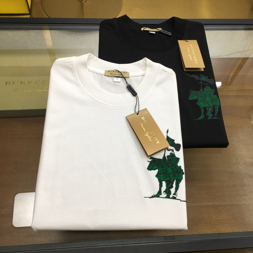 NO:513832,New product [Burber..y...] The latest short-sleeved round-neck T-shirt in the first spring and summer counter in 2025, high-end customization, avant-garde and fashionable design!  Brand logo heavy craft design, high-end customized mercerated cloud cotton fabric, soft feel, comfortable to wear, exquisite counter-level car line, fine workmanship, invincible and handsome upper body effect!  A must-have item for handsome men!  The color is shown in the figure. Code number M-4XL, burberry, T-shirt,tees, t-shirt,alexander wang19860909新品【Burber..y...】 2025春夏首发专柜最新款短袖圆领T恤 高端订制 设计前卫时尚！品牌logo重工艺设计 高端定制丝光云朵棉面料.手感柔软.穿着舒适.专柜级别精致车线.做工精细.上身效果无敌帅气！型男必备单品！ 颜色如图 码数M-4XL,,burberry,T-shirt,tees，t-shirt,alexander wang,Men's clothing