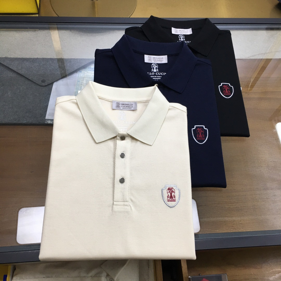 NO:513815,[New counter products] [BC] Trading company channel products, famous, pure blood quality, brand original product, 2025 summer new Bc men's high-end business casual bead floor cotton lapel POLO shirt. Fashion with typical Italian style is quite exquisite in fabric selection and craftsmanship. The whole style has the strong aesthetic genes of the brand family, low-key and luxurious, elegant and noble, and every detail proves the brand's own sense of luxury!  Customers supply high-end materials imported from Egypt, selected high-quality long-length cotton raw materials in the Nile area, and were made by Italian century-old workshops. The fabric attributes are excellent. The mesh structure is delicate, natural and soft, the texture is excellent, the comfort and breathability are perfect, and the touch experience is self-evident!  The details are perfect, the selected high-end mother buttons are equipped with a special lapel design, which is quite elegant and high-end, and the color matching is versatile. Each color can interpret a unique styling effect. It highlights temperament and taste. It is a polo POLO shirt that perfectly highlights its temperament and taste. It is a high-end elite small-scale business and leisure in the city!  Color Size M L XL XXL XXXL Size data M: bust 100cm-shoulder width 45cm-length 67cm-sleeve length 21cm L: bust 104cm-shoulder width 46cm-length 68cm-sleeve length 22cm XL: bust 108cm-shoulder width 47cm-length 69cm-sleeve length 23cm XXL: bust 112cm-shoulder width 48cm-sleeve length 70cm-sleeve length 24cm XXXL: bust 116cm-shoulder width 49cm-sleeve length 71cm-sleeve length 25cm, alexander wang19860909【专柜新品】【BC】 贸易公司渠道臻品,系出名门,纯正血统品质,品牌原产出品,2025夏季新款Bc男士高端商务休闲珠地棉翻领POLO衫.颇具意大利典型风格的时装,在面料选取和工艺方面都相当考究,通体的造型有着 品牌 家族强烈的美学基因,低调且奢华,优雅且高贵,每一个细节都在力证品牌自身的高级感！客供埃及进口高级物料,甄选尼罗河区域光照极好的上等长绒棉花原料,经过意大利百年工坊定织定染而成,面料属性皆为上乘,网眼结构细腻自然柔软,肌理光泽性极好,舒适性与透气性完美兼备,触感体验不言而喻！细节完美如斯,甄选的高级母贝纽扣,搭载特色的翻领设计,颇为优雅高级,配色万能百搭,每色都可诠释出别具一格的造型效果,非常凸显气质和品位的一款马球POLO衫,都市高端精英小资商务与休闲完美兼备！ 颜色 尺码M L XL XXL XXXL 尺码数据 M码:胸围100cm-肩宽45cm-衣长67cm-袖长21cm L码:胸围104cm-肩宽46cm-衣长68cm-袖长22cm XL码:胸围108cm-肩宽47cm-衣长69cm-袖长23cm XXL码:胸围112cm-肩宽48cm-衣长70cm-袖长24cm XXXL码:胸围116cm-肩宽49cm-衣长71cm-袖长25cm,,alexander wang,Men's clothing