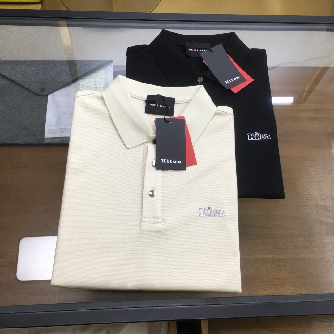 NO:513821,[New counter product] [Kiton] Trading company channel products, famous, pure blood quality, brand original product, 2025 summer new Kito men's high-end business casual bead floor lapel POLO shirt. Fashion with typical Italian style is quite exquisite in fabric selection and craftsmanship. The whole styling has the strong aesthetic genes of the brand family, low-key and luxurious, elegant and noble, and every detail proves the brand's own sense of luxury!  Customers supply high-end materials imported from Egypt, selected high-quality long-length cotton raw materials in the Nile area, and were made by Italian century-old workshops. The fabric attributes are excellent. The mesh structure is delicate, natural and soft, the texture is excellent, the comfort and breathability are perfect, and the touch experience is self-evident!  The details are perfect, the selected high-end mother buttons are equipped with a special lapel design, which is quite elegant and high-end, and the color matching is versatile. Each color can interpret a unique styling effect. It highlights temperament and taste. It is a polo POLO shirt that perfectly highlights its temperament and taste. It is a high-end elite small-scale business and leisure in the city!  Color Size M L XL XXL XXXL Size data M: bust 100cm-shoulder width 45cm-length 67cm-sleeve length 21cm L: bust 104cm-shoulder width 46cm-length 68cm-sleeve length 22cm XL: bust 108cm-shoulder width 47cm-length 69cm-sleeve length 23cm XXL: bust 112cm-shoulder width 48cm-sleeve length 70cm-sleeve length 24cm XXXL: bust 116cm-shoulder width 49cm-sleeve length 71cm-sleeve length 25cm, alexander wang19860909【专柜新品】【Kiton】 贸易公司渠道臻品,系出名门,纯正血统品质,品牌原产出品,2025夏季新款kito男士高端商务休闲珠地棉翻领POLO衫.颇具意大利典型风格的时装,在面料选取和工艺方面都相当考究,通体的造型有着 品牌 家族强烈的美学基因,低调且奢华,优雅且高贵,每一个细节都在力证品牌自身的高级感！客供埃及进口高级物料,甄选尼罗河区域光照极好的上等长绒棉花原料,经过意大利百年工坊定织定染而成,面料属性皆为上乘,网眼结构细腻自然柔软,肌理光泽性极好,舒适性与透气性完美兼备,触感体验不言而喻！细节完美如斯,甄选的高级母贝纽扣,搭载特色的翻领设计,颇为优雅高级,配色万能百搭,每色都可诠释出别具一格的造型效果,非常凸显气质和品位的一款马球POLO衫,都市高端精英小资商务与休闲完美兼备！ 颜色 尺码M L XL XXL XXXL 尺码数据 M码:胸围100cm-肩宽45cm-衣长67cm-袖长21cm L码:胸围104cm-肩宽46cm-衣长68cm-袖长22cm XL码:胸围108cm-肩宽47cm-衣长69cm-袖长23cm XXL码:胸围112cm-肩宽48cm-衣长70cm-袖长24cm XXXL码:胸围116cm-肩宽49cm-衣长71cm-袖长25cm,,alexander wang,Men's clothing