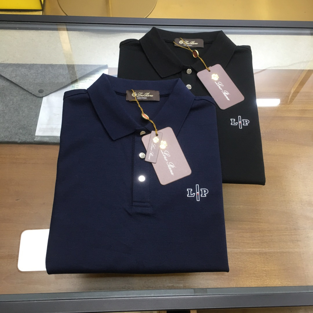 NO:513818,[New counter products] [LP] Trading company channel products, famous, pure blood quality, original brand, 2025 summer new Lo*o Pi*na men's high-end business casual bead floor lapel POLO shirt. Fashion with typical Italian style is quite exquisite in fabric selection and craftsmanship. The whole style has the strong aesthetic genes of the LP family, low-key and luxurious, elegant and noble, and every detail proves the brand's own sense of luxury!  Customers supply high-end materials imported from Egypt, selected high-quality long-length cotton raw materials in the Nile area, and were made by Italian century-old workshops. The fabric attributes are excellent. The mesh structure is delicate, natural and soft, the texture is excellent, the comfort and breathability are perfect, and the touch experience is self-evident!  The details are perfect, the selected high-end mother buttons are equipped with a special lapel design, which is quite elegant and high-end, and the color matching is versatile. Each color can interpret a unique styling effect. It highlights temperament and taste. It is a polo POLO shirt that perfectly highlights its temperament and taste. It is a high-end elite small-scale business and leisure in the city!  Color Size M L XL XXL XXXL Size data M: bust 100cm-shoulder width 45cm-length 67cm-sleeve length 21cm L: bust 104cm-shoulder width 46cm-length 68cm-sleeve length 22cm XL: bust 108cm-shoulder width 47cm-length 69cm-sleeve length 23cm XXL: bust 112cm-shoulder width 48cm-sleeve length 70cm-sleeve length 24cm XXXL: bust 116cm-shoulder width 49cm-sleeve length 71cm-sleeve length 25cm, loro piana, alexander wang19860909【专柜新品】【LP】 贸易公司渠道臻品,系出名门,纯正血统品质,品牌原产出品,2025夏季新款Lo*o Pi*na男士高端商务休闲珠地棉翻领POLO衫.颇具意大利典型风格的时装,在面料选取和工艺方面都相当考究,通体的造型有着 LP 家族强烈的美学基因,低调且奢华,优雅且高贵,每一个细节都在力证品牌自身的高级感！客供埃及进口高级物料,甄选尼罗河区域光照极好的上等长绒棉花原料,经过意大利百年工坊定织定染而成,面料属性皆为上乘,网眼结构细腻自然柔软,肌理光泽性极好,舒适性与透气性完美兼备,触感体验不言而喻！细节完美如斯,甄选的高级母贝纽扣,搭载特色的翻领设计,颇为优雅高级,配色万能百搭,每色都可诠释出别具一格的造型效果,非常凸显气质和品位的一款马球POLO衫,都市高端精英小资商务与休闲完美兼备！ 颜色 尺码M L XL XXL XXXL 尺码数据 M码:胸围100cm-肩宽45cm-衣长67cm-袖长21cm L码:胸围104cm-肩宽46cm-衣长68cm-袖长22cm XL码:胸围108cm-肩宽47cm-衣长69cm-袖长23cm XXL码:胸围112cm-肩宽48cm-衣长70cm-袖长24cm XXXL码:胸围116cm-肩宽49cm-衣长71cm-袖长25cm,,loro piana,alexander wang,Men's clothing