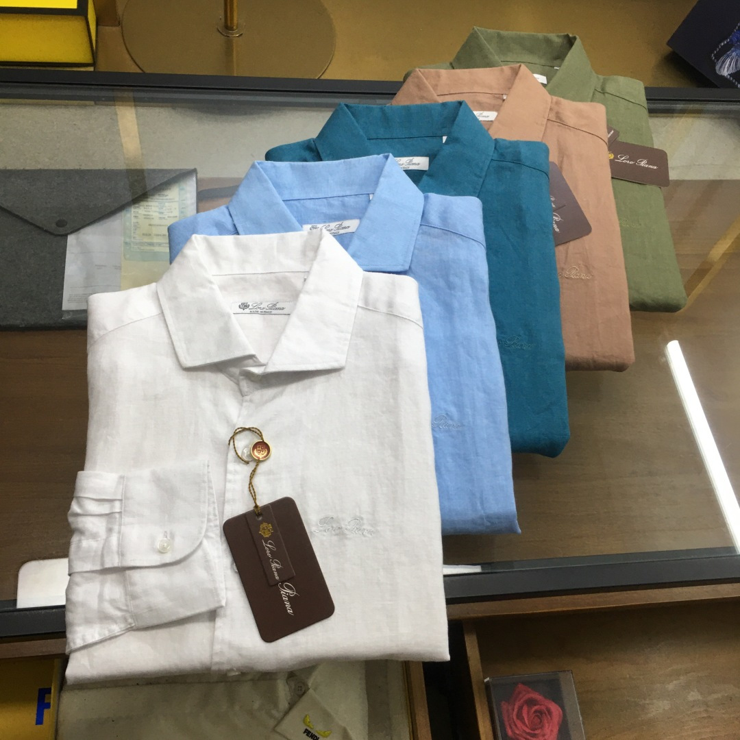 NO:513827,The latest style of the new counter product [LP] M-3XL 2025 counter has long-sleeved shirts, with trading company channels being sold out and leading the official website!  Classic casual shirts are paired with unique French collars, chest embroidery logo design, simple, clean, classic and fashionable style design, which is a versatile style that can be switched at will. The fabric feels soft and delicate, and is extremely moisture-absorbing and breathable. It is comfortable to wear close to the body and skin-friendly. You can wear it alone or as a coat to wear it. Its versatile performance is beyond your imagination!  The top of the ready-to-wear is simple and fashionable without losing its elegance!  Highly recommended version!  Code number M-3xL, loro piana, jackets & coats,shirts,alexander wang19860909专柜新品【LP】M-3XL 2025专柜最新款麻料长袖衬衣,贸易公司渠道稀出,领先官网发售！经典休闲衬衫搭配独特的法式领,胸前刺绣logo工艺设计,简洁干净、经典时髦的版型设计,属于可随意切换风格的百搭款式,面料手感软糯细腻,极具吸湿透气性,贴身着穿亲肤舒适,即可单穿内搭、也可用来作为外套着穿搭配,其百搭性能超乎你的想象！成衣上身简约时髦又不失优雅感！强烈推荐款！ 码数M-3xL,,loro piana,jackets & coats,shirts,alexander wang,Men's clothing