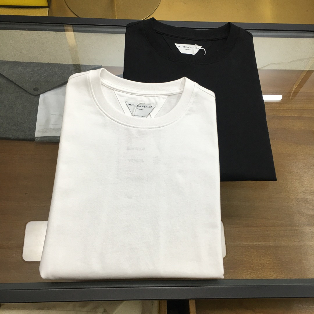 NO:430224,Counter model 'Bv...' 2025 new trendy brand short-sleeved T-shirt S-2XL (Weikuo) brand fashion industry darling!  Men's short sleeves!  While the materials are exquisite, the overall design is quite fashionable. Today I recommend his versatile and classic styles. The logo design on the chest brand is printed and designed with vivid personality!  The fabric is made of customized Xinjiang long woven cotton, and the high-quality long wool cotton raw materials are selected!  It has a smooth and smooth feel on the skin, and the upper body is crisp and stylish!  Comfort and breathability are perfect!  The fabric attributes are excellent!  .,,bottega veneta,T-shirt,tees,t-shirt,alexander wang19860909专柜款 《Bv...》 2025新款潮牌短袖T恤 S-2XL（微阔）品牌时尚界的宠儿！ 男士短袖！材质用料讲究的同时 整体的设计颇具时尚感 今天推荐他家百搭经典款 胸前品牌logo设计 采用印花设计 个性生动！面料采用客供定织新疆长绒棉,甄选上等长绒棉花原料！亲肤挺滑手感,上身挺括有型！舒适性与透气性完美兼备！面料属性皆为上乘！.,,bottega veneta,T-shirt,tees，t-shirt,alexander wang,Men's clothing