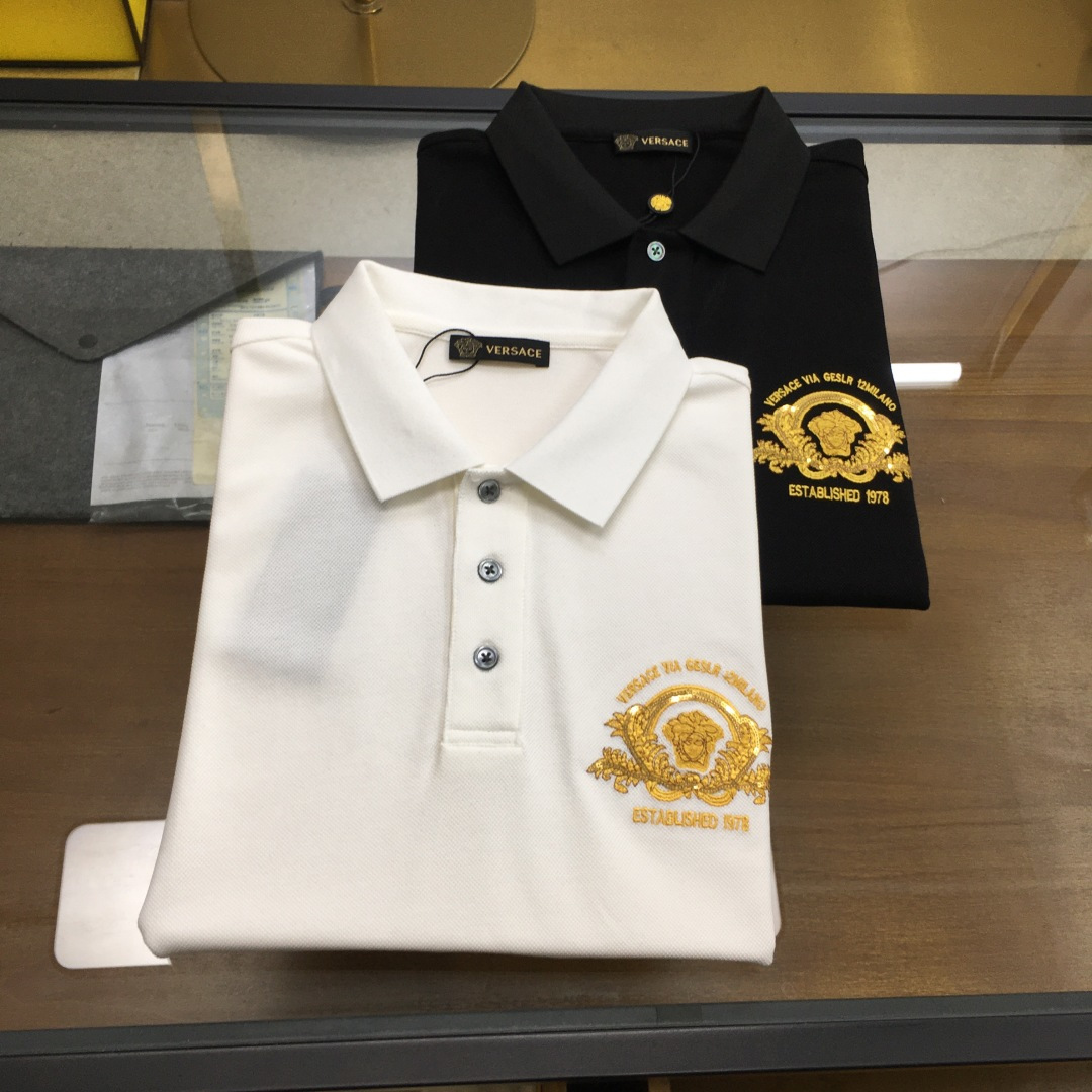 NO:430240,New counter products [Versac...] 2025 spring and summer new products, fashionable POLO/lamb short sleeves, high-end custom versatile styles, anyone can easily control them, full custom fabric craftsmanship, luxurious classic brand logo design on the chest, very high-end, those who understand goods must enter!  The style is perfectly tailored, which shows the aura and highlights the exquisiteness of business men. This is the unique feature, just right slim fit, and the upper body effect is very good!  Counter size M-3XL., versace, T-shirt, alexander wang19860909专柜新品【Versac....】 2025春夏新品 时尚POLO/翻领短袖 高级定制百搭款式 任何人都可以轻松驾驭 面料全订制工艺 胸前奢华经典品牌logo设计,非常显档次懂货的必须入！版型完美剪裁 非常精致,显气场,又会凸显商务男士的精致,这就是独到之处,恰到好处的修身,上身效果非常赞！专柜尺码M-3XL.,,versace,T-shirt,alexander wang,Men's clothing