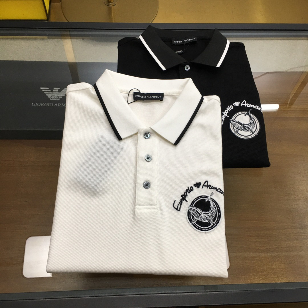 NO:430246,New counter products [Aman...] 2025 spring and summer new products, fashionable POLO/lamb short sleeves, high-end custom versatile styles, anyone can easily control them, full-customized fabric craftsmanship, luxurious classic brand logo design on the chest, very high-end, those who understand goods must enter!  The style is perfectly tailored, which shows the aura and highlights the exquisiteness of business men. This is the unique feature, just right slim fit, and the upper body effect is very good!  Counter size M-3XL., T-shirt,alexander wang19860909专柜新品【Aman....】 2025春夏新品 时尚POLO/翻领短袖 高级定制百搭款式 任何人都可以轻松驾驭 面料全订制工艺 胸前奢华经典品牌logo设计,非常显档次懂货的必须入！版型完美剪裁 非常精致,显气场,又会凸显商务男士的精致,这就是独到之处,恰到好处的修身,上身效果非常赞！专柜尺码M-3XL.,,T-shirt,alexander wang,Men's clothing