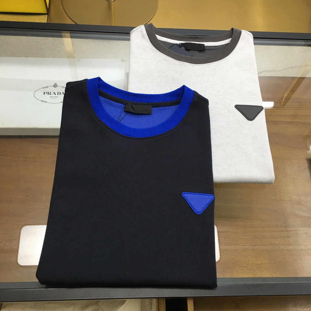 NO:430248,Counter model 'Prad...' 2025 new trendy brand short-sleeved T-shirt S-2XL (Weikuo) brand fashion industry darling!  Men's short sleeves!  While the materials are exquisite, the overall design is quite fashionable. Today I recommend his versatile and classic styles. The logo design on the chest brand is printed and designed with vivid personality!  The fabric is made of customized Xinjiang long woven cotton, and the high-quality long wool cotton raw materials are selected!  It has a smooth and smooth feel on the skin, and the upper body is crisp and stylish!  Comfort and breathability are perfect!  The fabric attributes are excellent!  .,,prada,T-shirt,tees,t-shirt,alexander wang19860909专柜款 《Prad...》 2025新款潮牌短袖T恤 S-2XL（微阔）品牌时尚界的宠儿！ 男士短袖！材质用料讲究的同时 整体的设计颇具时尚感 今天推荐他家百搭经典款 胸前品牌logo设计 采用印花设计 个性生动！面料采用客供定织新疆长绒棉,甄选上等长绒棉花原料！亲肤挺滑手感,上身挺括有型！舒适性与透气性完美兼备！面料属性皆为上乘！.,,prada,T-shirt,tees，t-shirt,alexander wang,Men's clothing