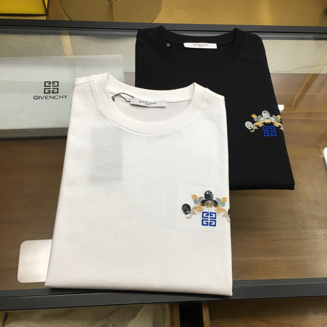 NO:430230,Counter model 'GVC...' 2025 new trendy brand short-sleeved T-shirt S-2XL (Weikuo) brand fashion industry darling!  Men's short sleeves!  While the materials are exquisite, the overall design is quite fashionable. Today I recommend his versatile and classic styles. The logo design on the chest brand is printed and designed with vivid personality!  The fabric is made of customized Xinjiang long woven cotton, and the high-quality long wool cotton raw materials are selected!  It has a smooth and smooth feel on the skin, and the upper body is crisp and stylish!  Comfort and breathability are perfect!  The fabric attributes are excellent!  .,,T-shirt,tees,t-shirt,alexander wang19860909专柜款 《GVC...》 2025新款潮牌短袖T恤 S-2XL（微阔）品牌时尚界的宠儿！ 男士短袖！材质用料讲究的同时 整体的设计颇具时尚感 今天推荐他家百搭经典款 胸前品牌logo设计 采用印花设计 个性生动！面料采用客供定织新疆长绒棉,甄选上等长绒棉花原料！亲肤挺滑手感,上身挺括有型！舒适性与透气性完美兼备！面料属性皆为上乘！.,,T-shirt,tees，t-shirt,alexander wang,Men's clothing