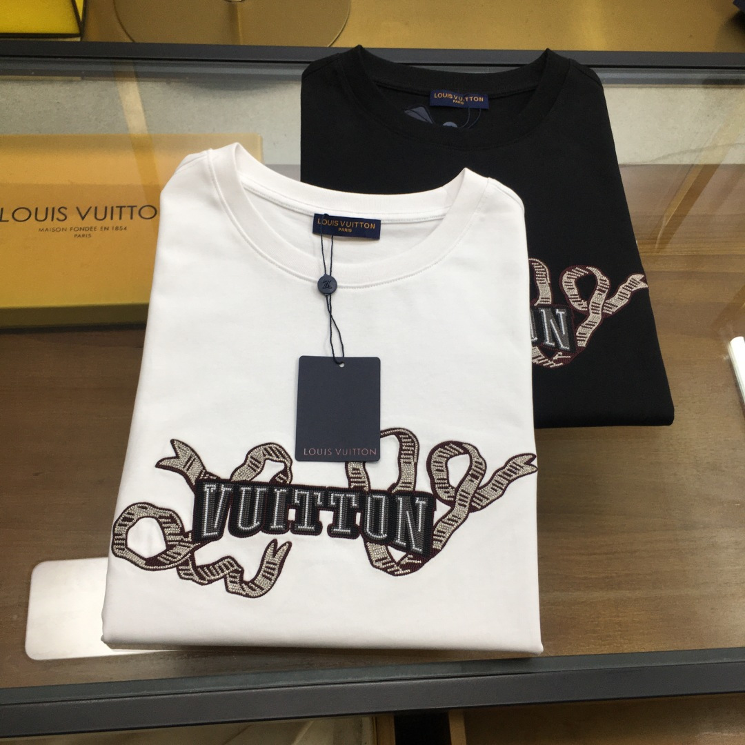 NO:430236,Counter model 'L.v...' 2025 new trendy brand short-sleeved T-shirt S-2XL (Weikuo) brand fashion industry darling!  Men's short sleeves!  While the materials are exquisite, the overall design is quite fashionable. Today I recommend his versatile and classic styles. The logo design on the chest brand is printed and designed with vivid personality!  The fabric is made of customized Xinjiang long woven cotton, and the high-quality long wool cotton raw materials are selected!  It has a smooth and smooth feel on the skin, and the upper body is crisp and stylish!  Comfort and breathability are perfect!  The fabric attributes are excellent!  .,,T-shirt,tees,t-shirt,alexander wang19860909专柜款 《L.v...》 2025新款潮牌短袖T恤 S-2XL（微阔）品牌时尚界的宠儿！ 男士短袖！材质用料讲究的同时 整体的设计颇具时尚感 今天推荐他家百搭经典款 胸前品牌logo设计 采用印花设计 个性生动！面料采用客供定织新疆长绒棉,甄选上等长绒棉花原料！亲肤挺滑手感,上身挺括有型！舒适性与透气性完美兼备！面料属性皆为上乘！.,,T-shirt,tees，t-shirt,alexander wang,Men's clothing