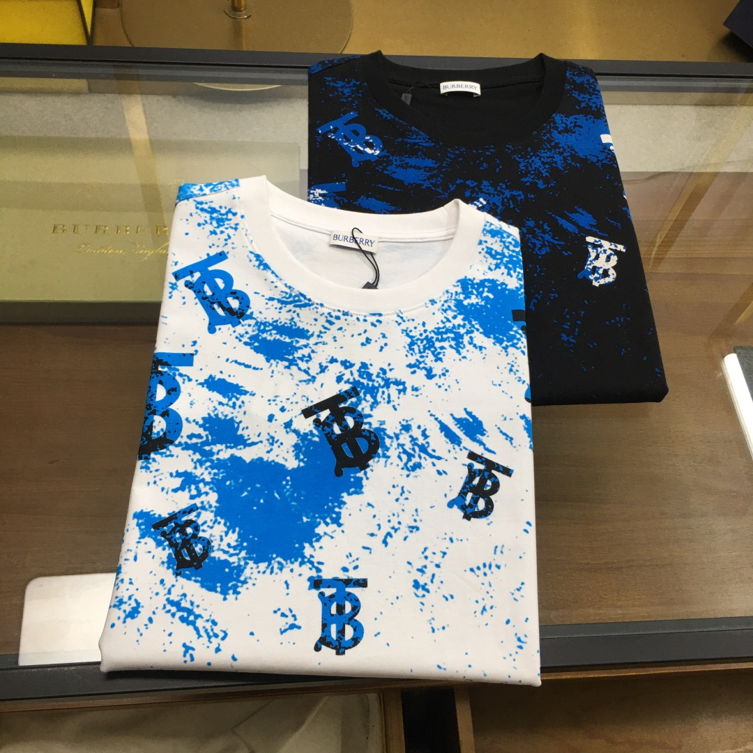 NO:430242,Counter model 'BUR...' 2025 new trendy brand short-sleeved T-shirt S-2XL (Weikuo) brand fashion industry darling!  Men's short sleeves!  While the materials are exquisite, the overall design is quite fashionable. Today I recommend his versatile and classic styles. The logo design on the chest brand is printed and designed with vivid personality!  The fabric is made of customized Xinjiang long woven cotton, and the high-quality long wool cotton raw materials are selected!  It has a smooth and smooth feel on the skin, and the upper body is crisp and stylish!  Comfort and breathability are perfect!  The fabric attributes are excellent!  .,burberry,T-shirt,tees,t-shirt,alexander wang19860909专柜款 《BUR...》 2025新款潮牌短袖T恤 S-2XL（微阔）品牌时尚界的宠儿！ 男士短袖！材质用料讲究的同时 整体的设计颇具时尚感 今天推荐他家百搭经典款 胸前品牌logo设计 采用印花设计 个性生动！面料采用客供定织新疆长绒棉,甄选上等长绒棉花原料！亲肤挺滑手感,上身挺括有型！舒适性与透气性完美兼备！面料属性皆为上乘！.,,burberry,T-shirt,tees，t-shirt,alexander wang,Men's clothing