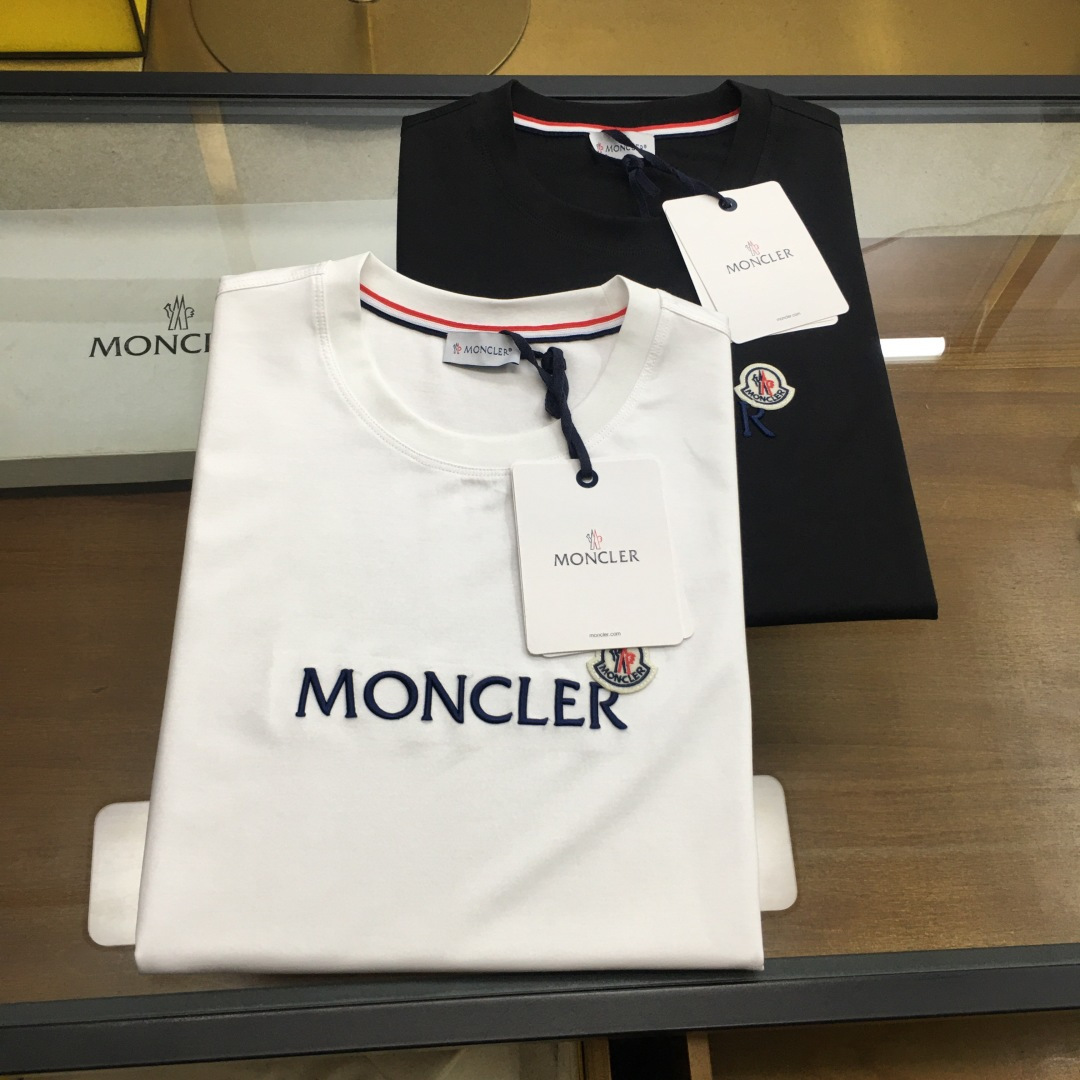 NO:458432,New product [Moncle..] 2025ss Spring and Summer New product, uses 80 double-sided mercerized cotton fabric, the fabric has been washed and has a softer feel, which is perfect, with a very strong texture, and the top classic pattern embellishes the iconic brand logo, highlighting the brand style, soft texture, simple and unique charm, close to the body, cool and smooth. It absorbs moisture and sweat, is simple and generous without losing its fashion, the three-dimensional cut, and the upper body is super stylish!  Super casual, fashionable and versatile!  Code number M-3XL Color black-white...,alexander wang19860909新品【Moncle..】 2025ss春夏新品,采用80支双面丝光棉面料,布料经过洗水处理,手感更柔软,堪称完美,质感非常强,顶级经典图案点缀标志性品牌标识,彰显品牌格调,质感柔软,简约而富有独特魅力,贴身冰爽顺滑.吸湿排汗,简约大方又不失时尚,版型立体裁剪,上身超有型！超级休闲时尚百搭！ 码数Ｍ-3XL 颜色黑色-白色..,,alexander wang,Men's clothing