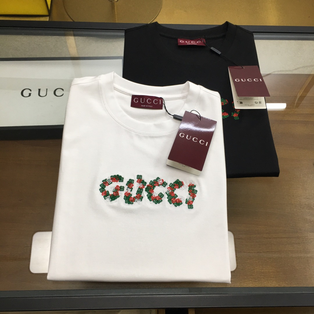 NO:458441,New product [Gu.ci] 2025ss Spring and Summer New product, uses 80 double-sided mercerized cotton fabric, the fabric has been washed and has a softer feel, which is perfect, with a very strong texture, and the top classic pattern embellishes the iconic brand logo, highlighting the brand style, soft texture, simple and unique charm, close to the body, cool and smooth. It absorbs moisture and sweat, is simple and generous without losing its fashion, the three-dimensional cut, and the upper body is super stylish!  Super casual, fashionable and versatile!  Code number M-3XL Color black-white...,alexander wang19860909新品【Gu.ci】 2025ss春夏新品,采用80支双面丝光棉面料,布料经过洗水处理,手感更柔软,堪称完美,质感非常强,顶级经典图案点缀标志性品牌标识,彰显品牌格调,质感柔软,简约而富有独特魅力,贴身冰爽顺滑.吸湿排汗,简约大方又不失时尚,版型立体裁剪,上身超有型！超级休闲时尚百搭！ 码数Ｍ-3XL 颜色黑色-白色..,,alexander wang,Men's clothing