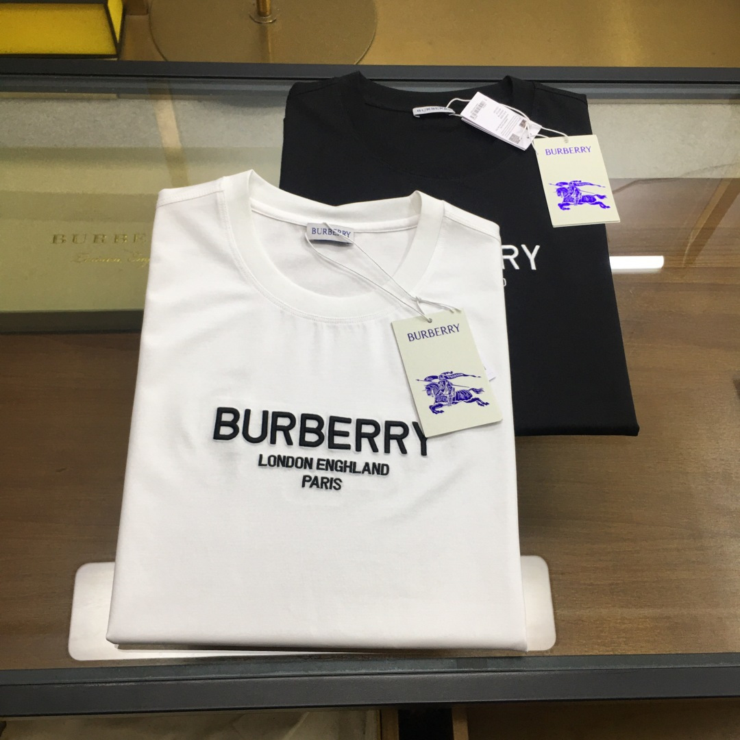 NO:494632,New product [Burber..r] 2025ss Spring and Summer New product, uses 80 double-sided mercerized cotton fabric, the fabric has been washed and has a softer feel, which is perfect, with a very strong texture, and the top classic pattern embellishes the iconic brand logo, highlighting the brand style, soft texture, simple and unique charm, close to the body, cool and smooth. It absorbs moisture and sweat, is simple and generous without losing its fashion, the style is three-dimensional, and the upper body is super stylish!  Super casual, fashionable and versatile!  Code number M-3XL color black-white, burberry, alexander wang19860909新品【Burber..r】 2025ss春夏新品,采用80支双面丝光棉面料,布料经过洗水处理,手感更柔软,堪称完美,质感非常强,顶级经典图案点缀标志性品牌标识,彰显品牌格调,质感柔软,简约而富有独特魅力,贴身冰爽顺滑.吸湿排汗,简约大方又不失时尚,版型立体裁剪,上身超有型！超级休闲时尚百搭！ 码数Ｍ-3XL 颜色黑色-白色,,burberry,alexander wang,Men's clothing