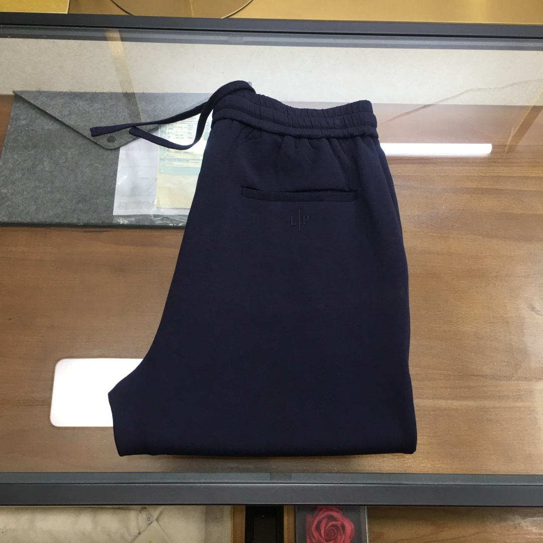 NO:458416,New product [LP] Spring/Summer/SS latest Io*ro Pi*na Lycel Tennis straight thin trousers Carlo thin trousers' unique texture exudes low-key confidence, reminiscent of walking on the coast's night. The trousers are made of very soft and smooth custom Lycel Tennis double-sided jersey knitted fabric, all colors are fixed knitted, front trousers' legs are embroidered, and the back is minimalist and small LOGO embossed, supplemented by simple and versatile design style, high-end old money quality, must-have for summer Navy Blue M~3xl...,,loro piana,alexander wang19860909新品【LP】 春夏/SS最新 Io*ro Pi*na 莱赛尔天丝直筒薄长裤 Carlo薄长裤独特的质地散发出低调的自信,令人联想起在海岸夜幕边散步的样子,长裤采用十分柔软爽滑的定制莱赛尔天丝双面平纹针织面料制成,所有颜色定织定染,前幅裤脚配色徽标绣花,后幅极简小LOGO压花,辅以简约百搭设计风格,高级老钱品质,夏日必备 藏青色M～3xl..,,loro piana,alexander wang,Men's clothing