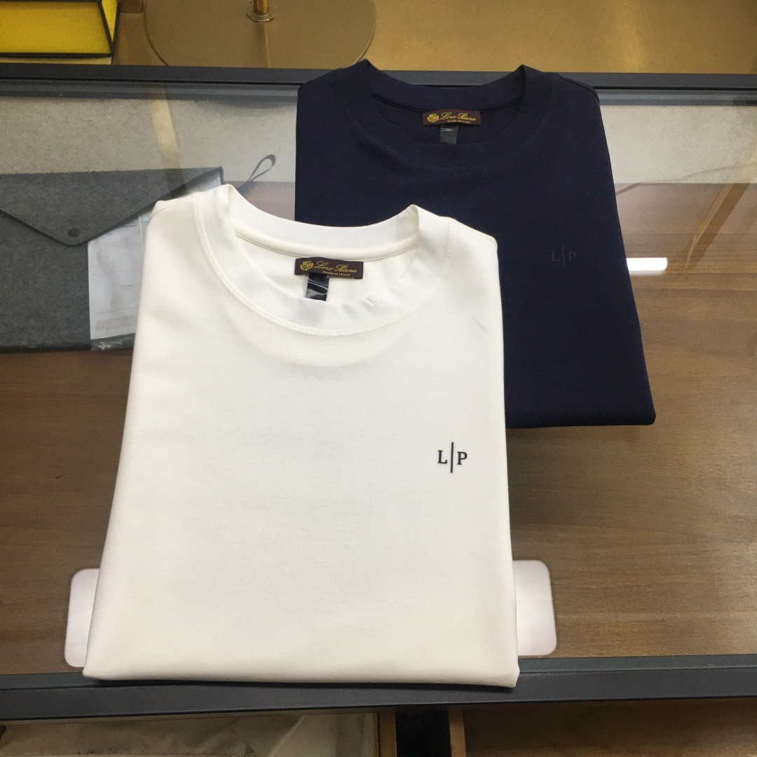 NO:458419,New product [LP] Spring/Summer/SS Latest Io*ro Pi*na Lycel Tennis round neck T-shirt This short-sleeved T-shirt shows a casual and relaxing charm with natural tones on the morning of the Guria coast of Italy. The T-shirt is made of very soft and smooth custom Lycel Tennis double-sided jersey knitted fabric, all colors are fixed and dyed, the front is minimalist and small LOGO embossed, and the back is low-key logo embroidered, supplemented by a simple and versatile design style, high-end old money quality, must-have for summer White, hidden blue M~3xl...,,loro pigaana, T-shirt,tees, t-shirt,alexander wang19860909新品【LP】 春夏/SS最新 Io*ro Pi*na 莱赛尔天丝圆领体恤 这款短袖体恤以意大利古里亚海岸晨间的自然色调展现休闲放松的韵味.T恤采用十分柔软爽滑的定制莱赛尔天丝双面平纹针织面料制成,所有颜色定织定染,前幅极简小LOGO压花,后幅配色低调徽标绣花,辅以简约百搭设计风格,高级老钱品质,夏日必备 白色,藏蓝M～3xl..,,loro piana,T-shirt,tees，t-shirt,alexander wang,Men's clothing