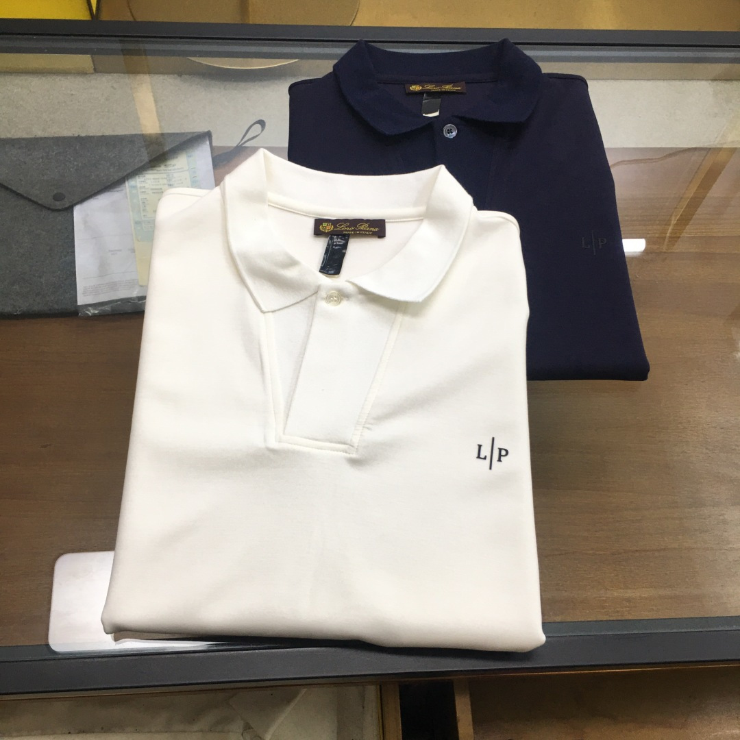 NO:458424,New product [LP] Spring/Summer/SS latest Io*ro Pi*na Laiser Tennis New Polo Short Sleeve This short-sleeved T-shirt shows a casual and relaxing charm with natural tones of the morning light of the Guria coast of Italy. Polo is made of very soft and smooth custom Léser Tennis double-sided jersey knitted fabric, all colors are fixed and dyed, the neckline is decorated with threaded knitted small details and shell buttons, the front is minimalist and small LOGO embossed, supplemented by a simple and versatile design style, high-end old money quality, must-have for summer white, hidden blue M~3xl...,,loro pigana, T-shirt, alexander wang19860909新品【LP】 春夏/SS最新 Io*ro Pi*na 莱赛尔天丝新Polo短袖 这款短袖体恤以意大利古里亚海岸晨光的自然色调展现休闲放松的韵味.Polo采用十分柔软爽滑的定制莱赛尔天丝双面平纹针织面料制成,所有颜色定织定染,领口饰有螺纹针织小细节和贝壳纽扣,前幅极简小LOGO压花,辅以简约百搭设计风格,高级老钱品质,夏日必备 白色,藏蓝M～3xl..,,loro piana,T-shirt,alexander wang,Men's clothing