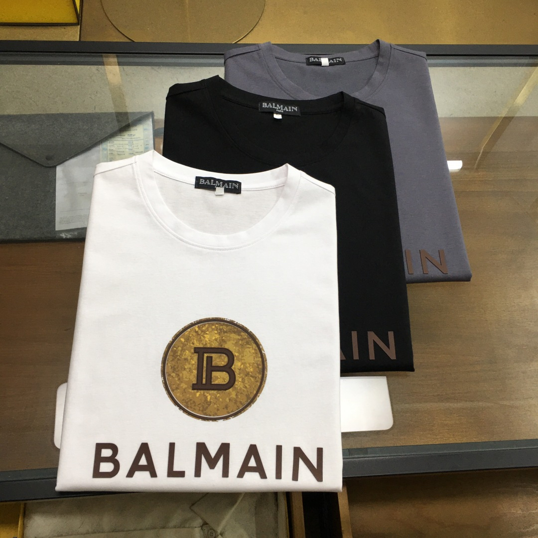 NO:454190,New product 'Balmain...' 2025 spring and summer new model first-time counter latest short-sleeved round-neck T-shirt, high-end customization, avant-garde and fashionable design!  Brand logo heavy craft design, high-end customized double mercerized fabric, soft feel, comfortable to wear, exquisite counter-level car line, fine workmanship, invincible and handsome upper body effect!  A must-have item for handsome men!  Gospel of Fatty - Three colors as shown in the picture Number of codes M-5XL (maximum 6xl can wear 230 catties), balmain, T-shirt,tees, t-shirt,alexander wang19860909新品 《巴尔曼...》 2025春夏新款首发专柜最新款短袖圆领T恤 高端订制 设计前卫时尚！品牌logo重工艺设计 高端定制双丝光面料.手感柔软.穿着舒适.专柜级别精致车线.做工精细.上身效果无敌帅气！型男必备单品！胖子福音-- 三色如图 码数 M-5XL(最大6xl可穿230斤),,balmain,T-shirt,tees，t-shirt,alexander wang,Men's clothing