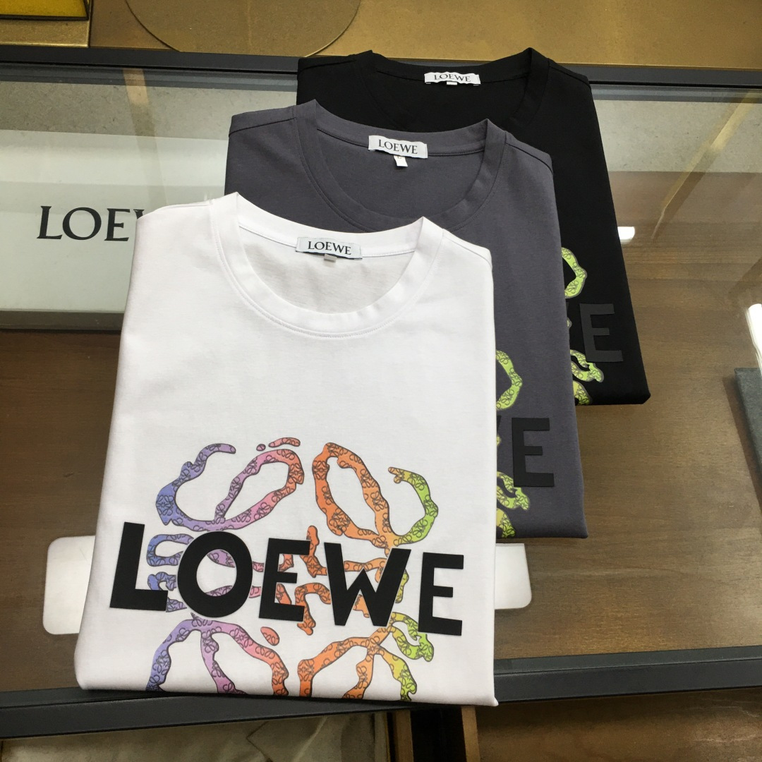 NO:454185,New product 'Loew...' 2025 spring and summer new model first-time counter latest short-sleeved round-neck T-shirt, high-end customization, avant-garde and fashionable design!  Brand logo heavy craft design, high-end customized double mercerized fabric, soft feel, comfortable to wear, exquisite counter-level car line, fine workmanship, invincible and handsome upper body effect!  A must-have item for handsome men!  Fatty Gospel - Three colors as shown in the picture Number of codes M-5XL (maximum 6xl can wear 230 catties), loewe, T-shirt,tees, t-shirt,alexander wang19860909新品 《Loew...》 2025春夏新款首发专柜最新款短袖圆领T恤 高端订制 设计前卫时尚！品牌logo重工艺设计 高端定制双丝光面料.手感柔软.穿着舒适.专柜级别精致车线.做工精细.上身效果无敌帅气！型男必备单品！胖子福音-- 三色如图 码数 M-5XL(最大6xl可穿230斤),,loewe,T-shirt,tees，t-shirt,alexander wang,Men's clothing