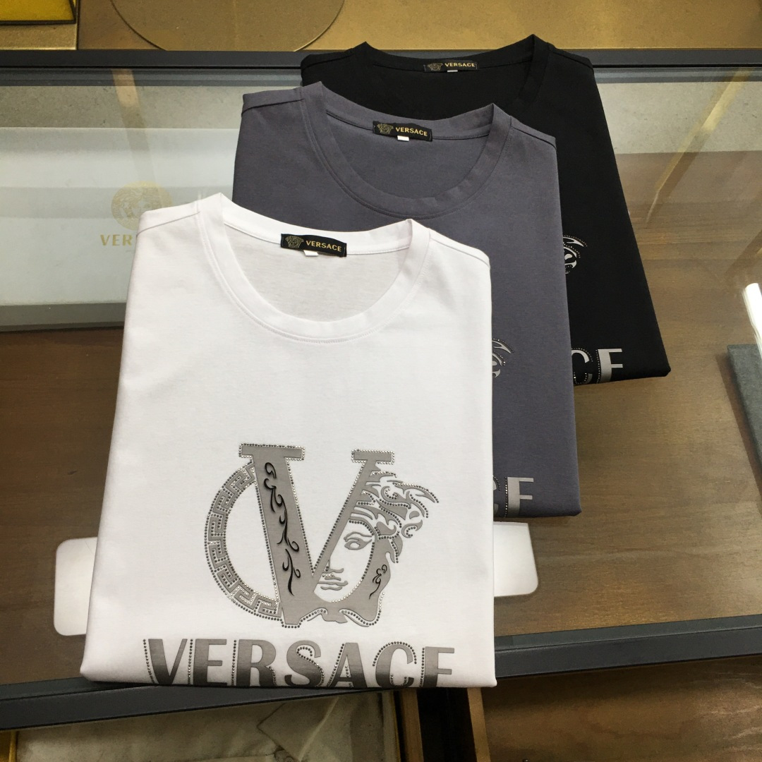 NO:454168,New product 'Versac...' 2025 spring and summer new model first-time counter latest short-sleeved round-neck T-shirt, high-end customization, avant-garde and fashionable design!  Brand logo heavy craft design, high-end customized double mercerized fabric, soft feel, comfortable to wear, exquisite counter-level car line, fine workmanship, invincible and handsome upper body effect!  A must-have item for handsome men!  Gospel of Fatty - Three colors as shown in the picture Number of codes M-5XL (maximum 6xl can wear 230 catties), versace, T-shirt,tees, t-shirt,alexander wang19860909新品 《Versac...》 2025春夏新款首发专柜最新款短袖圆领T恤 高端订制 设计前卫时尚！品牌logo重工艺设计 高端定制双丝光面料.手感柔软.穿着舒适.专柜级别精致车线.做工精细.上身效果无敌帅气！型男必备单品！胖子福音-- 三色如图 码数 M-5XL(最大6xl可穿230斤),,versace,T-shirt,tees，t-shirt,alexander wang,Men's clothing