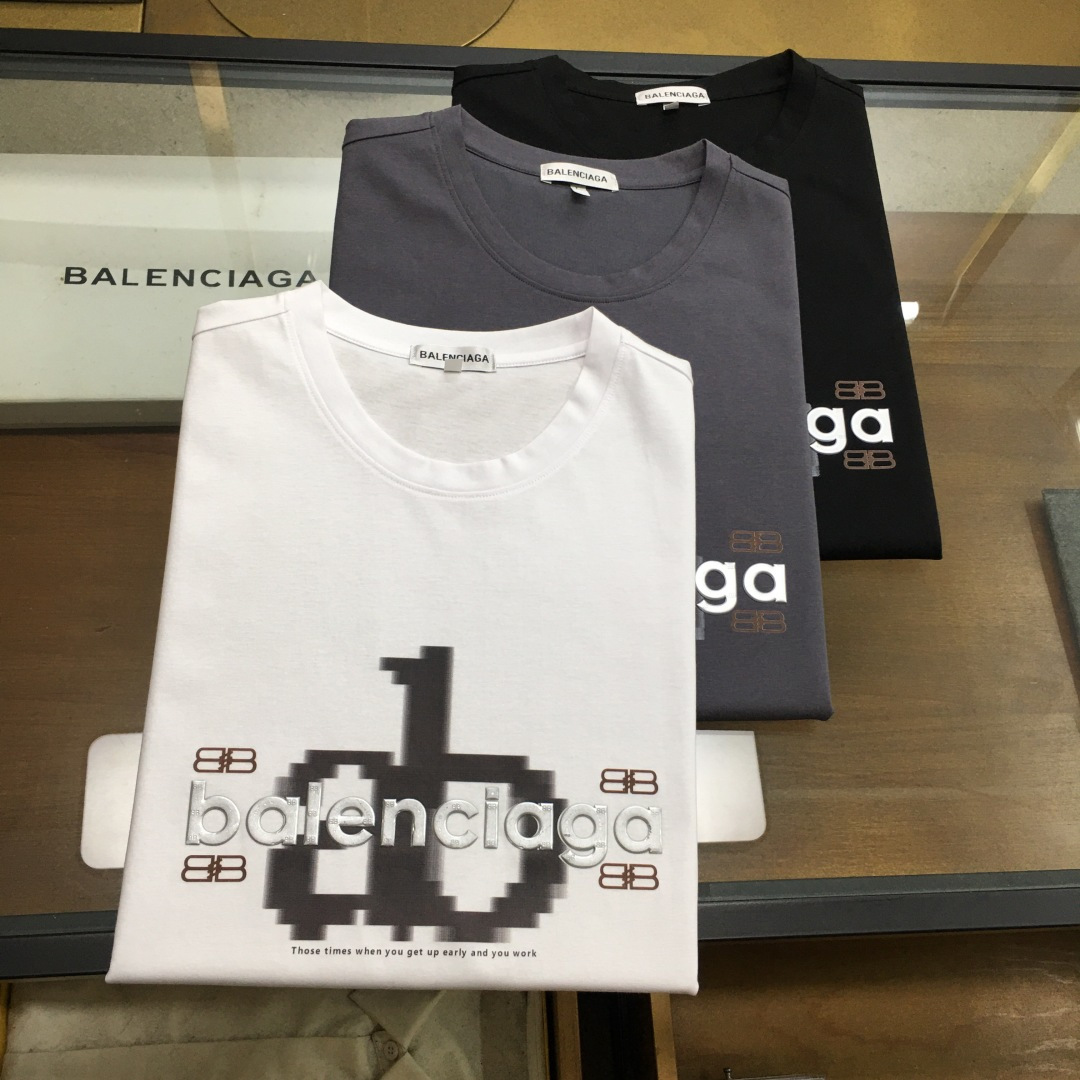 NO:454195,New product 'BLCA...' 2025 spring and summer new model first-time counter latest short-sleeved round-neck T-shirt, high-end customization, avant-garde and fashionable design!  Brand logo heavy craft design, high-end customized double mercerized fabric, soft feel, comfortable to wear, exquisite counter-level car line, fine workmanship, invincible and handsome upper body effect!  A must-have item for handsome men!  Fatty Gospel - Three colors as shown in the picture Number of codes M-5XL (maximum 6xl can wear 230 catties), T-shirt,tees, t-shirt,alexander wang19860909新品 《BLCA...》 2025春夏新款首发专柜最新款短袖圆领T恤 高端订制 设计前卫时尚！品牌logo重工艺设计 高端定制双丝光面料.手感柔软.穿着舒适.专柜级别精致车线.做工精细.上身效果无敌帅气！型男必备单品！胖子福音-- 三色如图 码数 M-5XL(最大6xl可穿230斤),,T-shirt,tees，t-shirt,alexander wang,Men's clothing