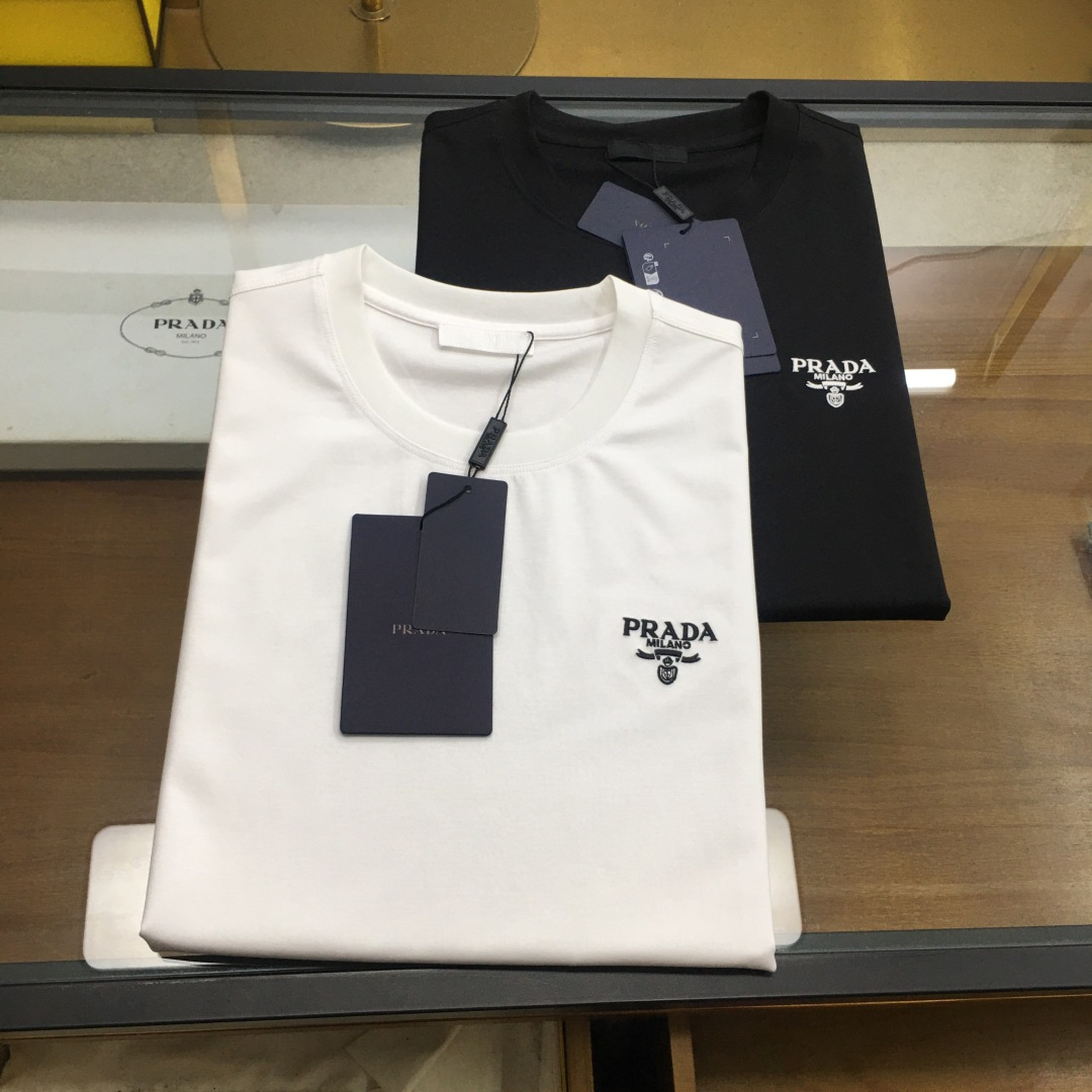 NO:494640,New product [Prad] 2025ss Spring and Summer New product, uses 80 double-sided mercerized cotton fabric, the fabric has been washed and has a softer feel, which is perfect, with a very strong texture, and the top classic pattern embellishes the iconic brand logo, highlighting the brand style, soft texture, simple and unique charm, close to the body, cool and smooth. It absorbs moisture and sweat, is simple and generous without losing its fashion, the three-dimensional cut, and the upper body is super stylish!  Super casual, fashionable and versatile!  Code number M-3XL Color black-white, prada,alexander wang19860909新品【Prad】 2025ss春夏新品,采用80支双面丝光棉面料,布料经过洗水处理,手感更柔软,堪称完美,质感非常强,顶级经典图案点缀标志性品牌标识,彰显品牌格调,质感柔软,简约而富有独特魅力,贴身冰爽顺滑.吸湿排汗,简约大方又不失时尚,版型立体裁剪,上身超有型！超级休闲时尚百搭！ 码数Ｍ-3XL 颜色黑色-白色,,prada,alexander wang,Men's clothing