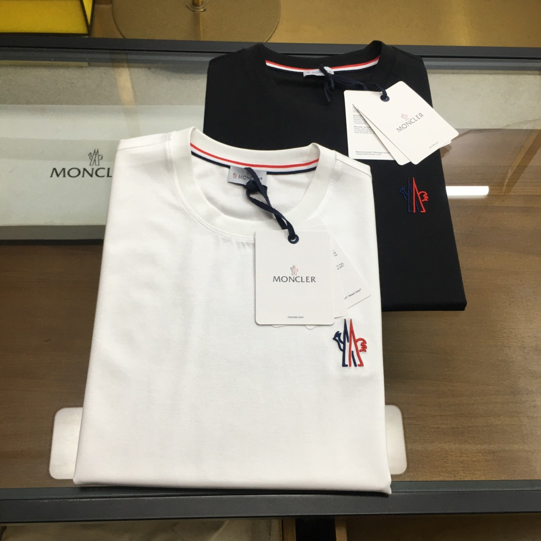 NO:509196,New product [Moncle..] 2025ss Spring and Summer New product, uses 80 double-sided mercerized cotton fabric, the fabric has been washed and has a softer feel, which is perfect, with a very strong texture, and the top classic pattern embellishes the iconic brand logo, highlighting the brand style, soft texture, simple and unique charm, close to the body, cool and smooth. It absorbs moisture and sweat, is simple and generous without losing its fashion, the three-dimensional cut, and the upper body is super stylish!  Super casual, fashionable and versatile!  Code number M-3XL color black-white, alexander wang19860909新品【Moncle..】 2025ss春夏新品,采用80支双面丝光棉面料,布料经过洗水处理,手感更柔软,堪称完美,质感非常强,顶级经典图案点缀标志性品牌标识,彰显品牌格调,质感柔软,简约而富有独特魅力,贴身冰爽顺滑.吸湿排汗,简约大方又不失时尚,版型立体裁剪,上身超有型！超级休闲时尚百搭！ 码数Ｍ-3XL 颜色黑色-白色,,alexander wang,Men's clothing