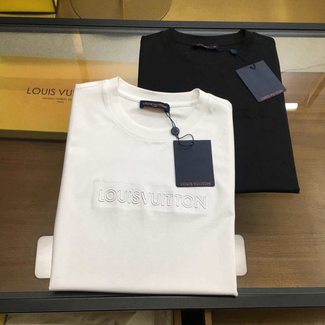 NO:494649,New product [L.v] 2025ss Spring and Summer New product, uses 80 double-sided mercerized cotton fabric, the fabric has been washed and has a softer feel, which is perfect, with a very strong texture, and the top classic pattern embellishes the iconic brand logo, highlighting the brand style, soft texture, simple and unique charm, close to the body, cool and smooth. It absorbs moisture and sweat, is simple and generous without losing its fashion, the three-dimensional cut, and the upper body is super stylish!  Super casual, fashionable and versatile!  Code number M-3XL color black-white, alexander wang19860909新品【L.v】 2025ss春夏新品,采用80支双面丝光棉面料,布料经过洗水处理,手感更柔软,堪称完美,质感非常强,顶级经典图案点缀标志性品牌标识,彰显品牌格调,质感柔软,简约而富有独特魅力,贴身冰爽顺滑.吸湿排汗,简约大方又不失时尚,版型立体裁剪,上身超有型！超级休闲时尚百搭！ 码数Ｍ-3XL 颜色黑色-白色,,alexander wang,Men's clothing