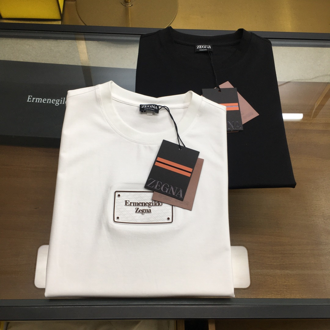 NO:494658,New product [Zegn...] 2025ss Spring and Summer New product, uses 80 double-sided mercerized cotton fabric, the fabric has been washed and has a softer feel, which is perfect, with a very strong texture, and the top classic pattern embellishes the iconic brand logo, highlighting the brand style, soft texture, simple and unique charm, close to the body, cool and smooth. It absorbs moisture and sweat, is simple and generous without losing its fashion, the style is three-dimensional, and the upper body is super stylish!  Super casual, fashionable and versatile!  Code number M-3XL color black-white, alexander wang19860909新品【Zegn...】 2025ss春夏新品,采用80支双面丝光棉面料,布料经过洗水处理,手感更柔软,堪称完美,质感非常强,顶级经典图案点缀标志性品牌标识,彰显品牌格调,质感柔软,简约而富有独特魅力,贴身冰爽顺滑.吸湿排汗,简约大方又不失时尚,版型立体裁剪,上身超有型！超级休闲时尚百搭！ 码数Ｍ-3XL 颜色黑色-白色,,alexander wang,Men's clothing