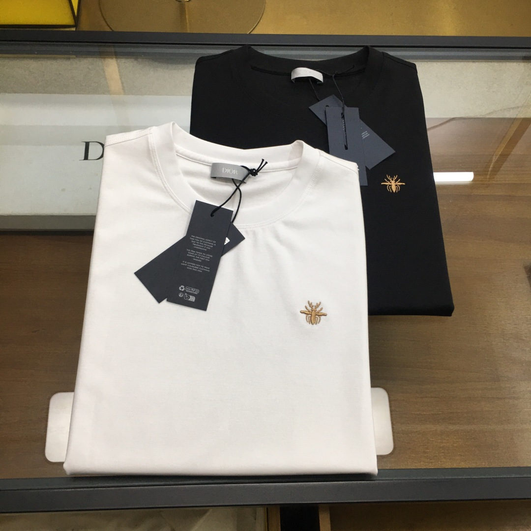NO:494671,New product [Dio..r] 2025ss Spring and Summer New product, uses 80 double-sided mercerized cotton fabric, the fabric has been washed and has a softer feel, which is perfect, with a very strong texture, and the top classic pattern embellishes the iconic brand logo, highlighting the brand style, soft texture, simple and unique charm, close to the body, cool and smooth. It absorbs moisture and sweat, is simple and generous without losing its fashion, the style is three-dimensional, and the upper body is super stylish!  Super casual, fashionable and versatile!  Code number M-3XL Color black-white,,dior,alexander wang19860909新品【Dio..r】 2025ss春夏新品,采用80支双面丝光棉面料,布料经过洗水处理,手感更柔软,堪称完美,质感非常强,顶级经典图案点缀标志性品牌标识,彰显品牌格调,质感柔软,简约而富有独特魅力,贴身冰爽顺滑.吸湿排汗,简约大方又不失时尚,版型立体裁剪,上身超有型！超级休闲时尚百搭！ 码数Ｍ-3XL 颜色黑色-白色,,dior,alexander wang,Men's clothing